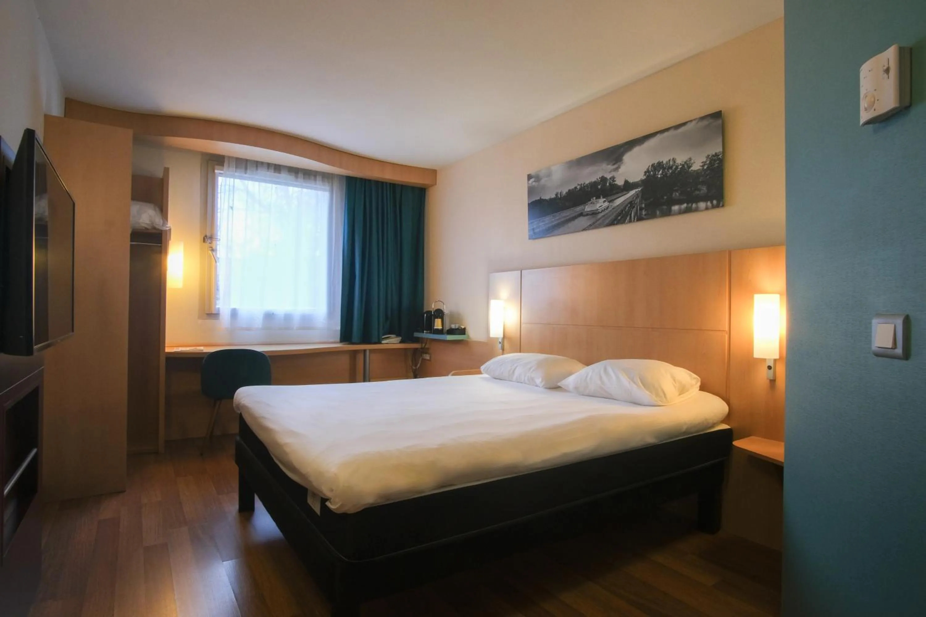 Photo of the whole room, Bed in ibis Toulouse Aeroport