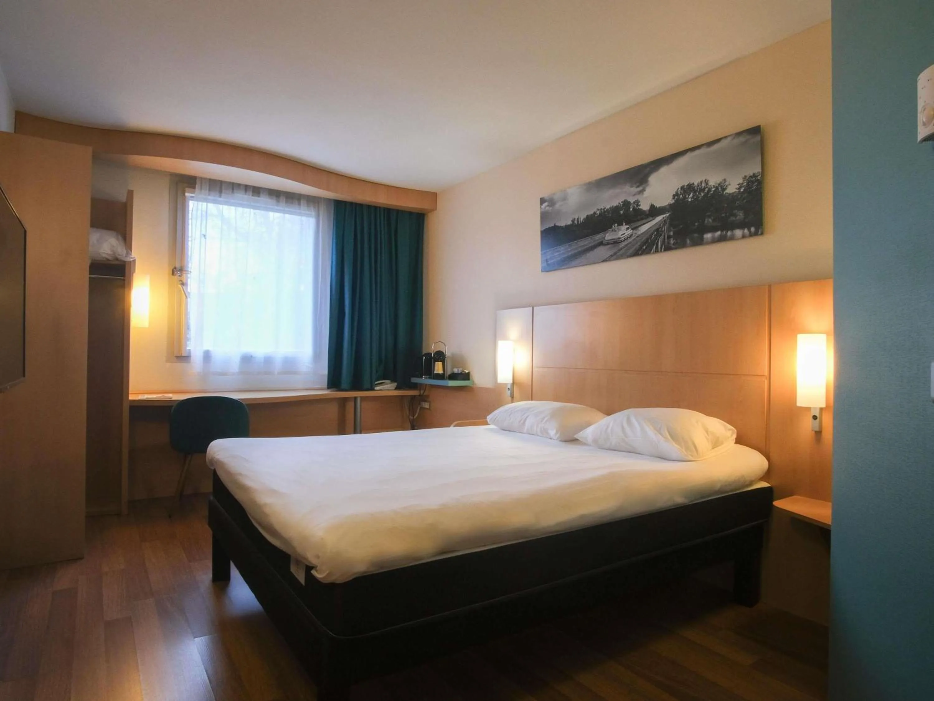 Bedroom, Bed in ibis Toulouse Aeroport