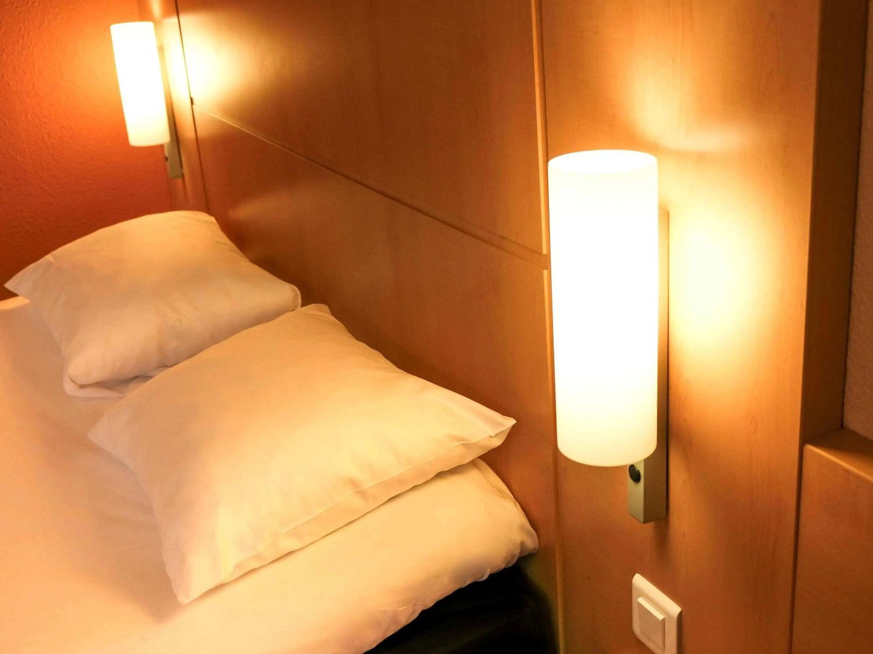 Bedroom, Bed in ibis Toulouse Aeroport