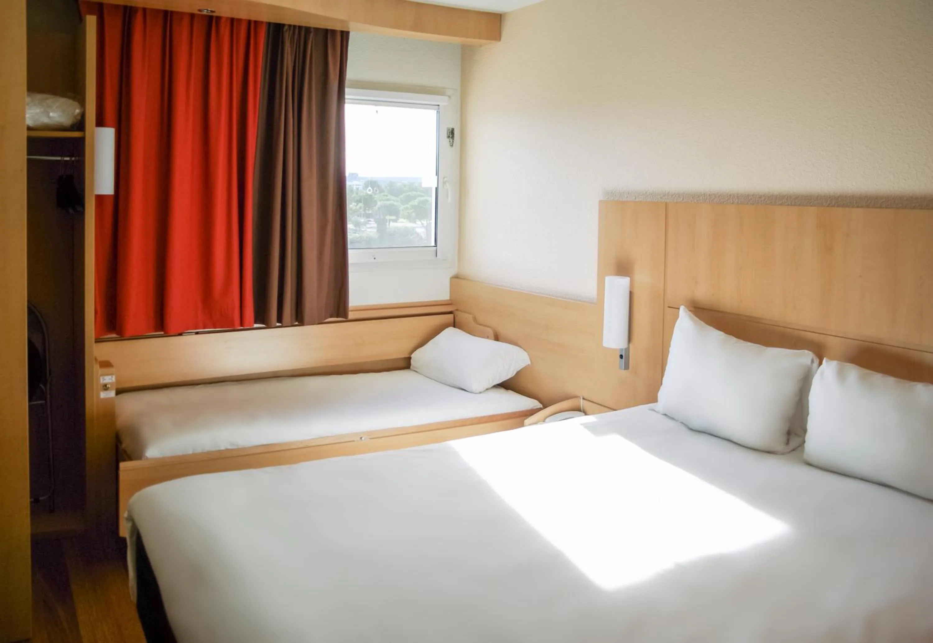 Bedroom, Bed in ibis Toulouse Aeroport