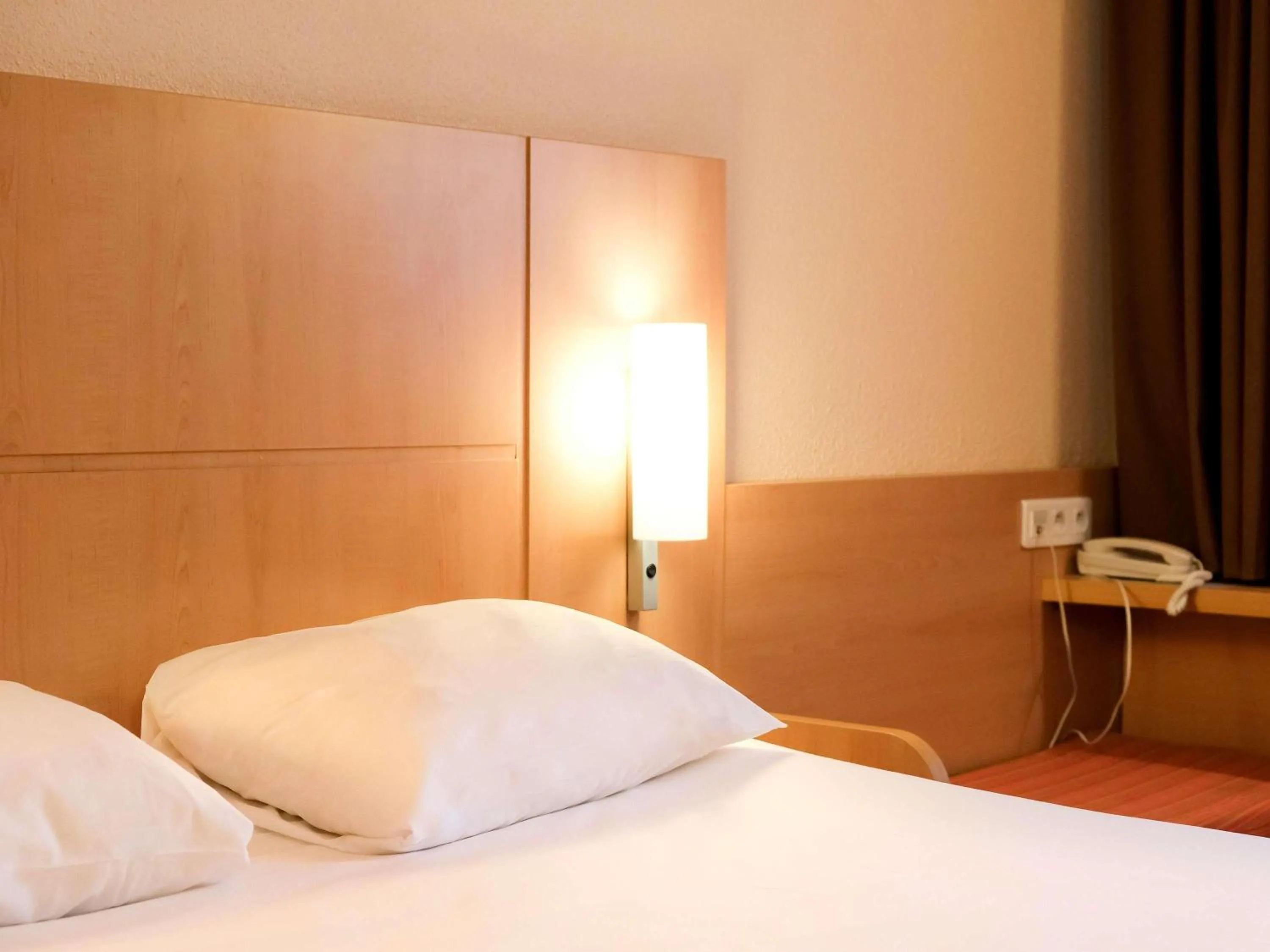 Bedroom, Bed in ibis Toulouse Aeroport