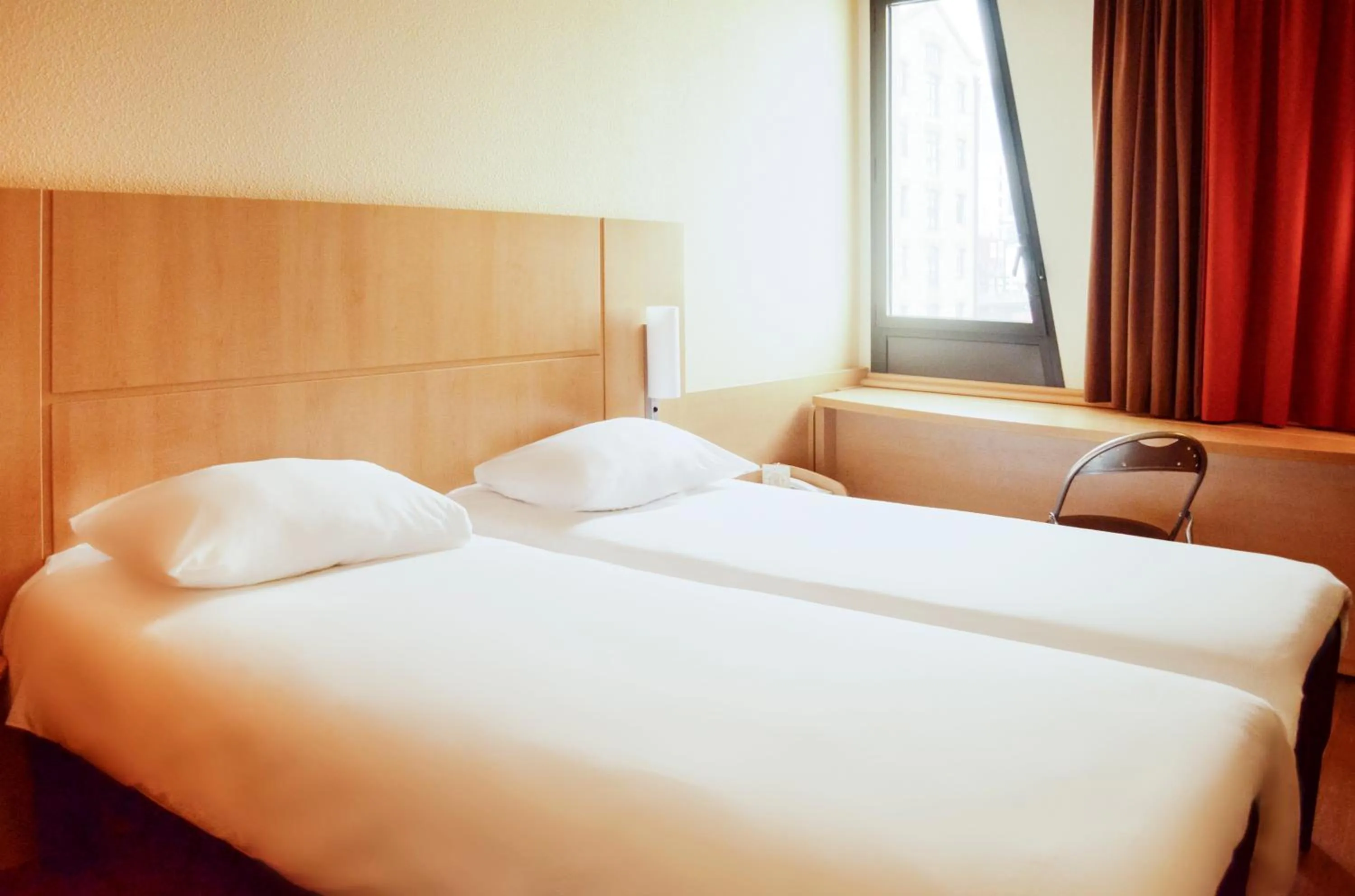 Bedroom, Bed in ibis Toulouse Aeroport