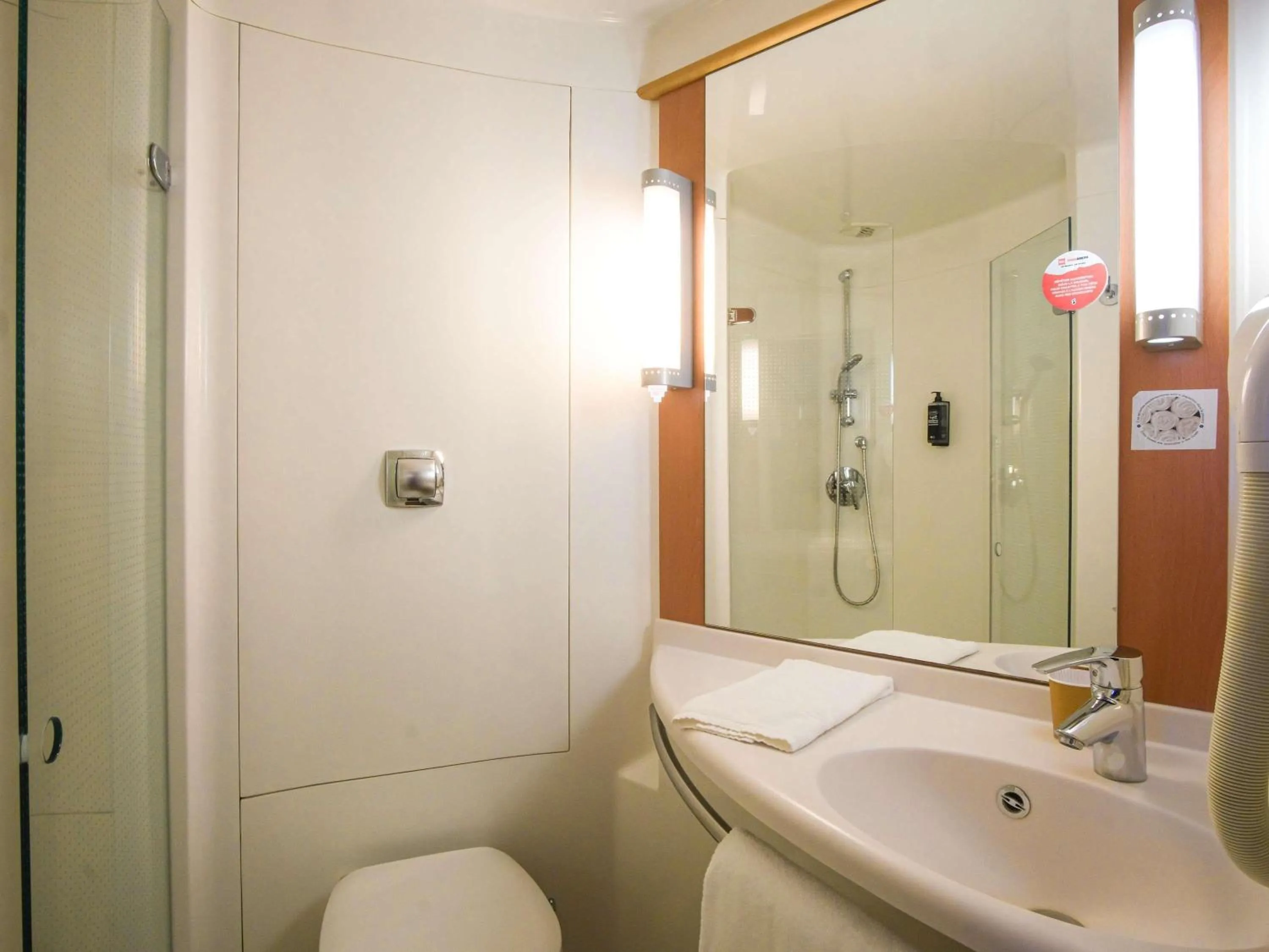 Bedroom in ibis Toulouse Aeroport