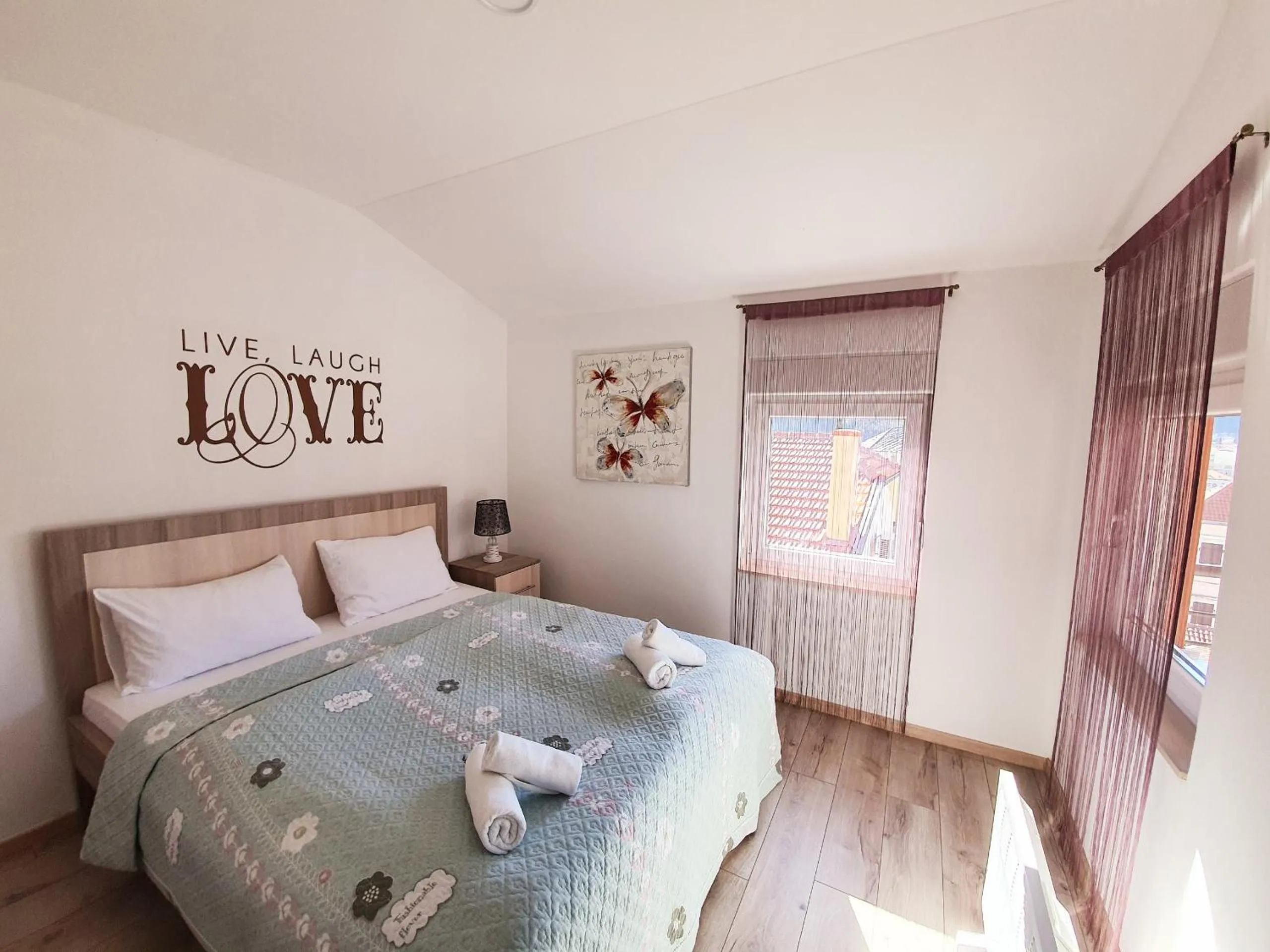 Photo of the whole room, Bed in Residence Riverside
