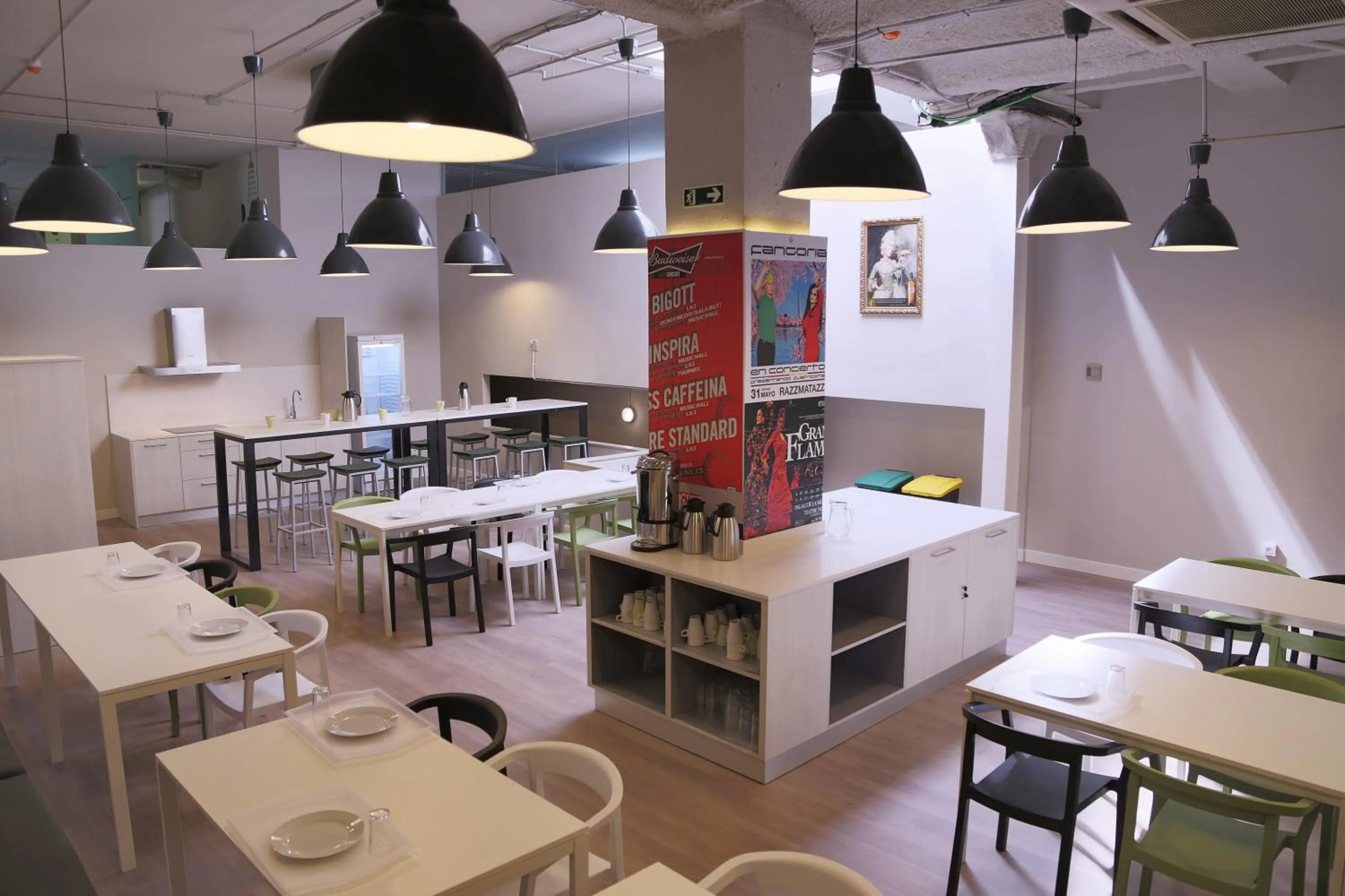 Restaurant/places to eat in Hola Hostal Eixample