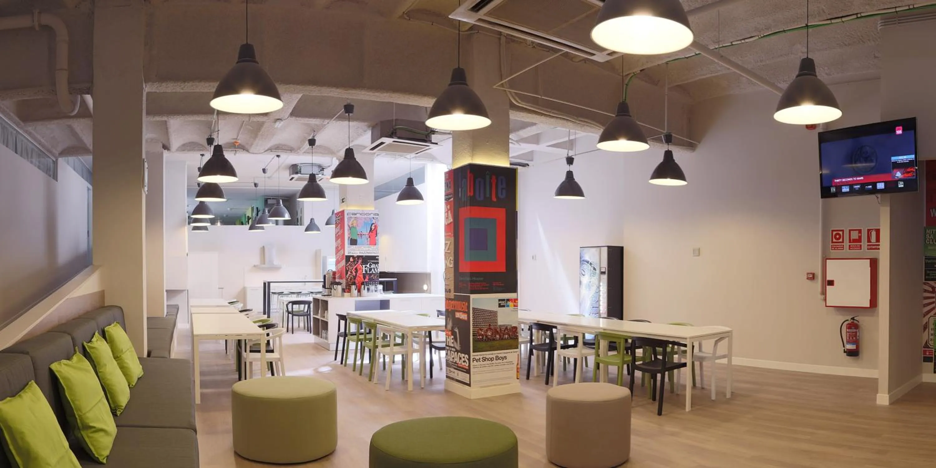 Lounge or bar in Hola Hostal Eixample