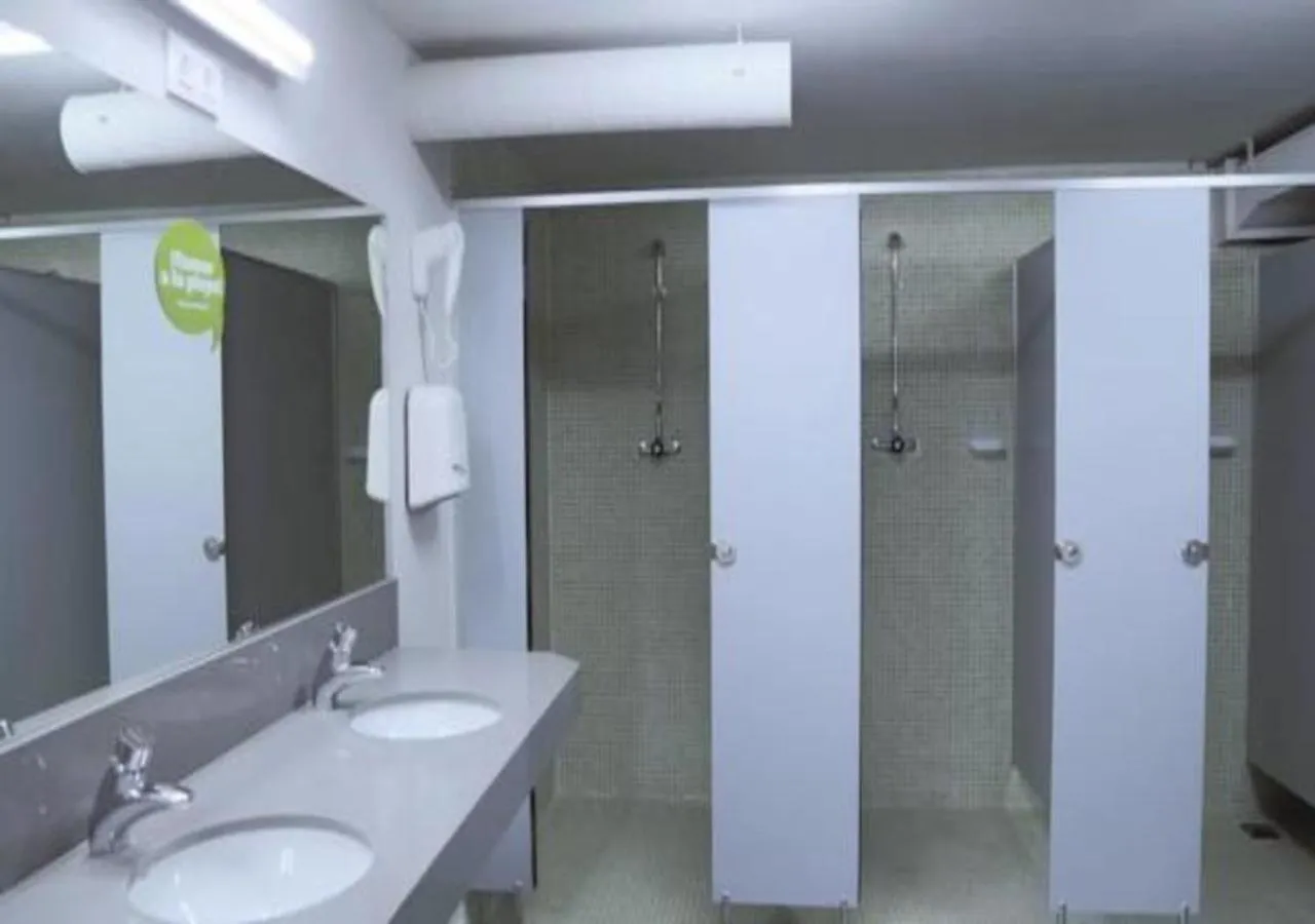 Shower in Hola Hostal Eixample