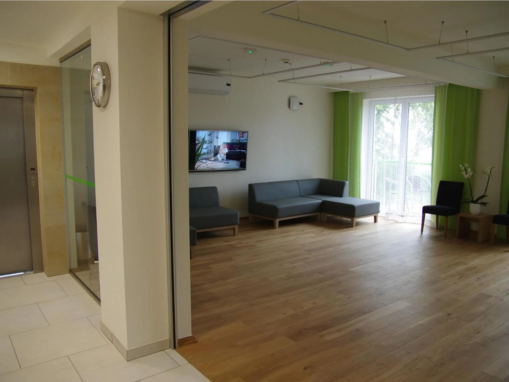 Communal lounge/ TV room in Hotel Uniejów