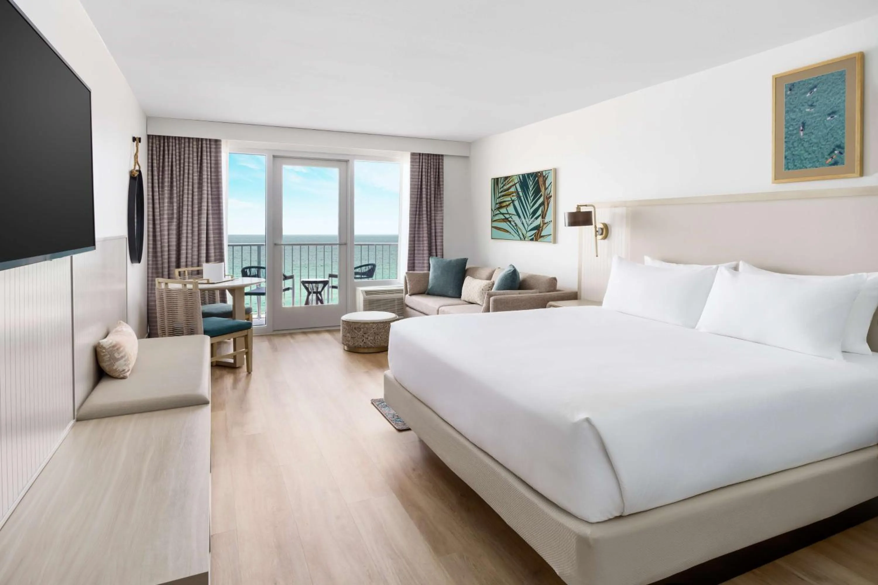 Living room, Bed in Beal House Fort Walton Beach, Tapestry Collection By Hilton