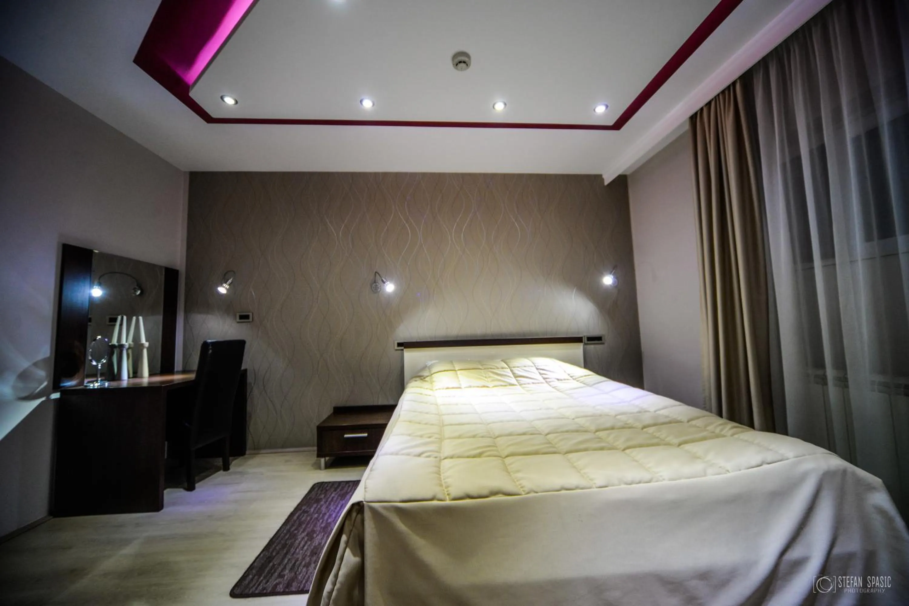 Bedroom, Bed in Garni Hotel 018 In