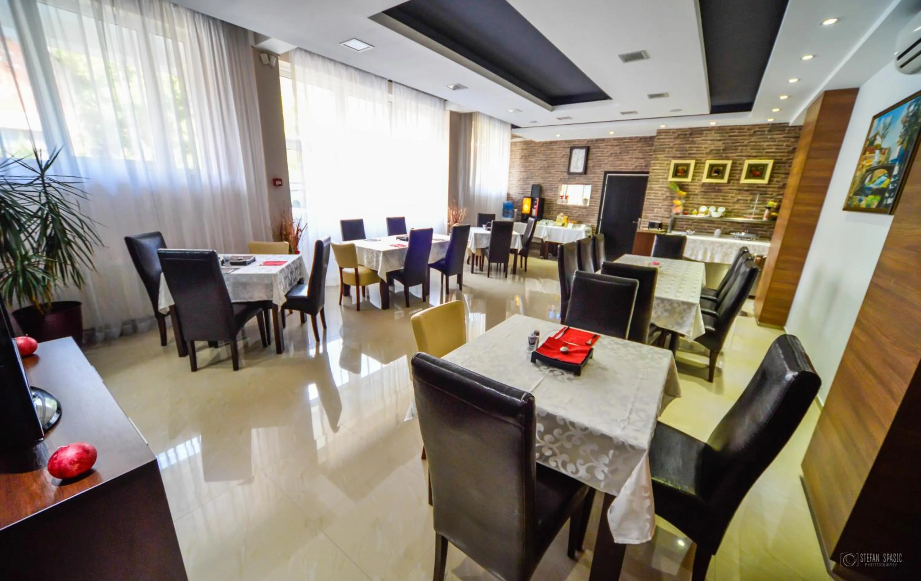 Restaurant/places to eat in Garni Hotel 018 In