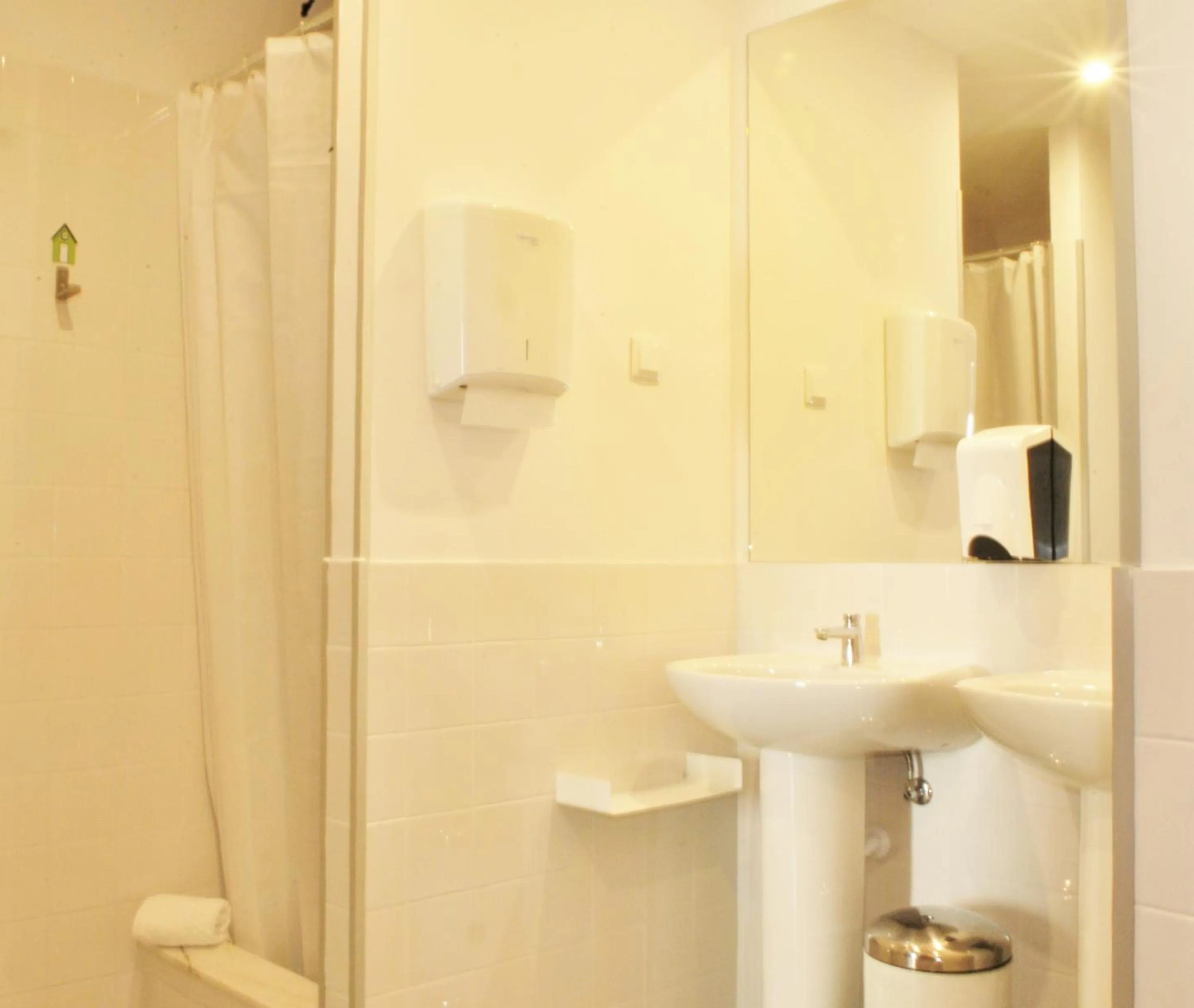 Bathroom in Peneco Albufeira GuestHouse