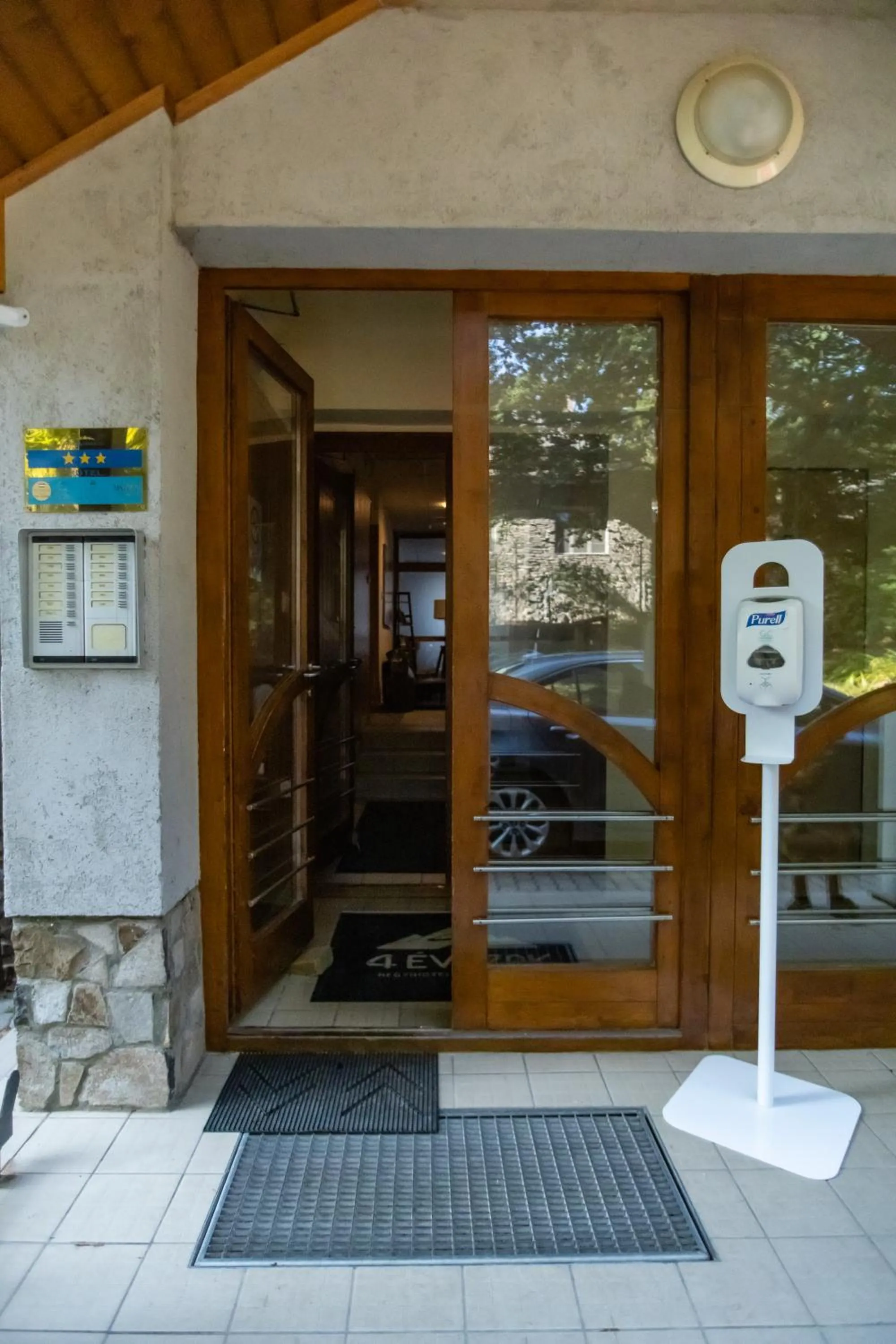 Facade/entrance in 4 Évszak Hegyihotel