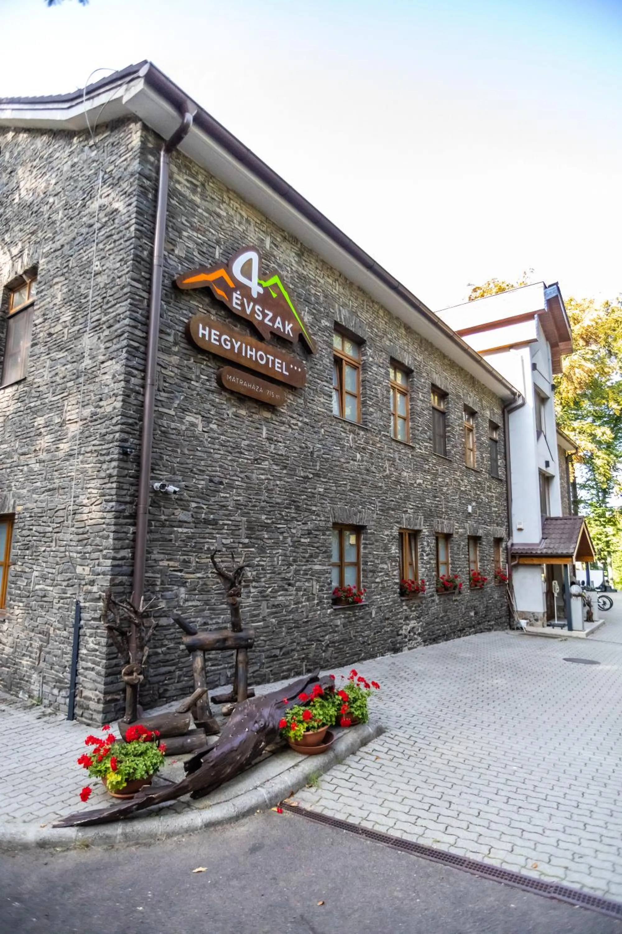 Facade/entrance in 4 Évszak Hegyihotel