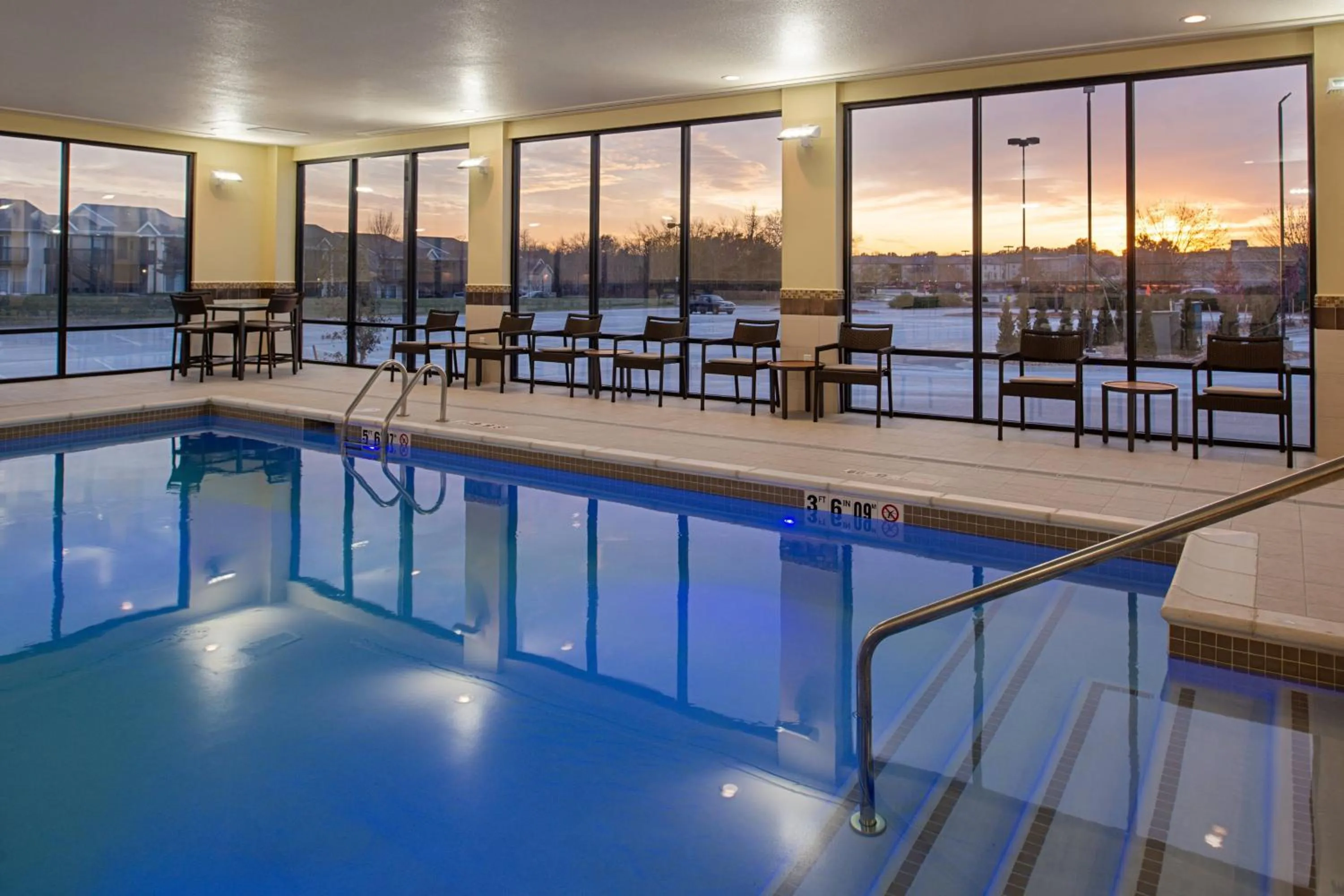 Swimming pool in Courtyard Kansas City Olathe