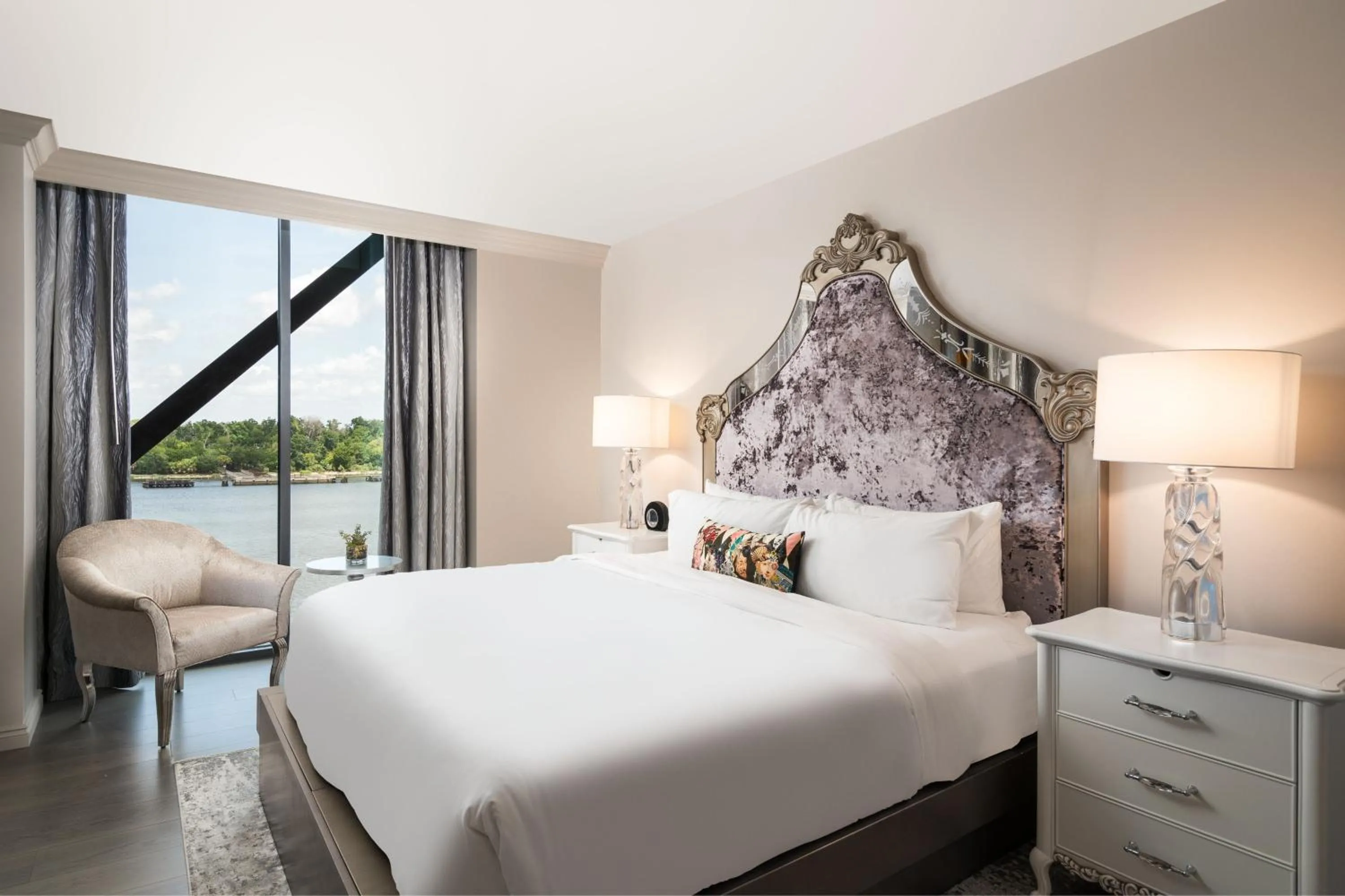 Photo of the whole room, Bed in JW Marriott Savannah Plant Riverside District