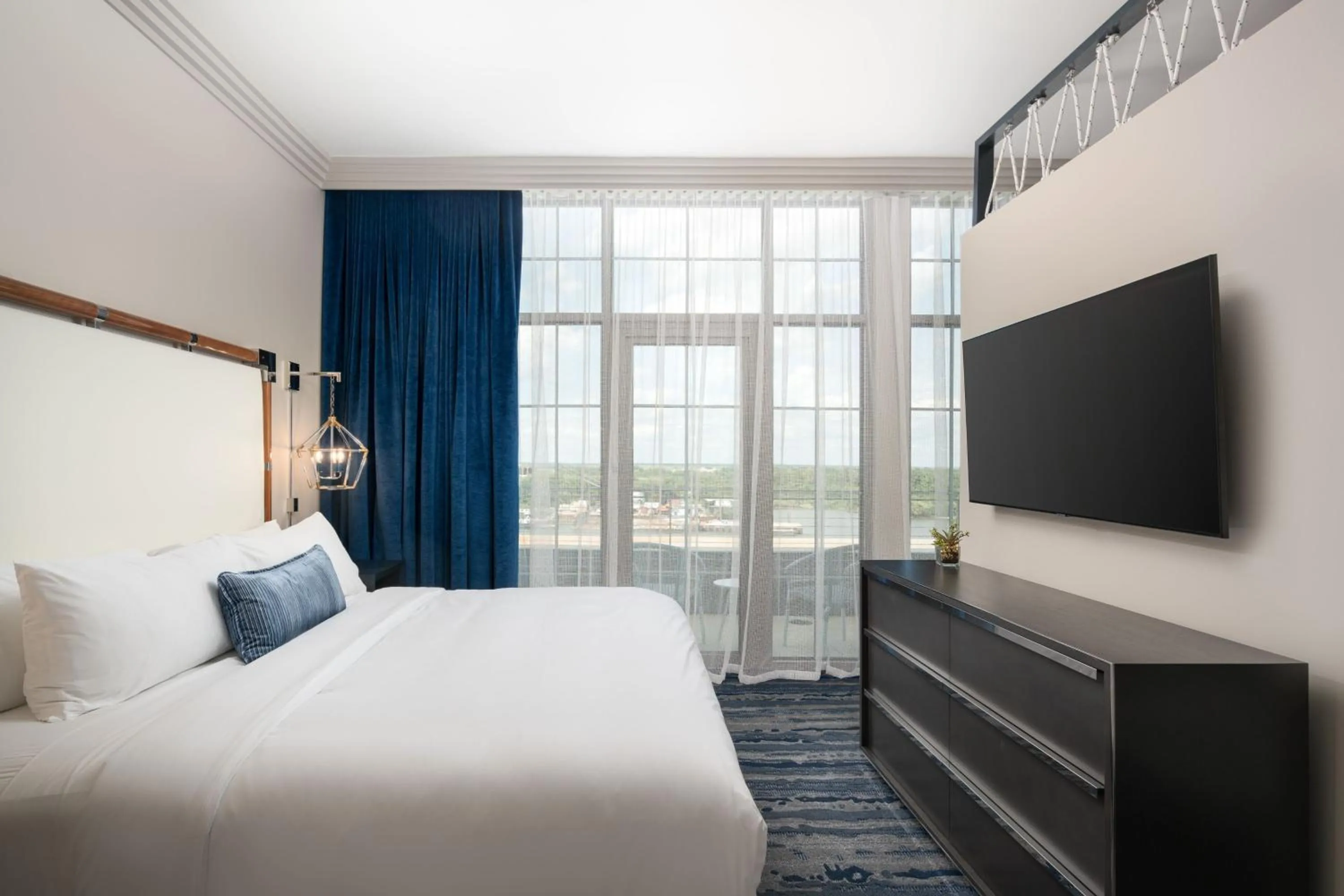 Photo of the whole room, Bed in JW Marriott Savannah Plant Riverside District
