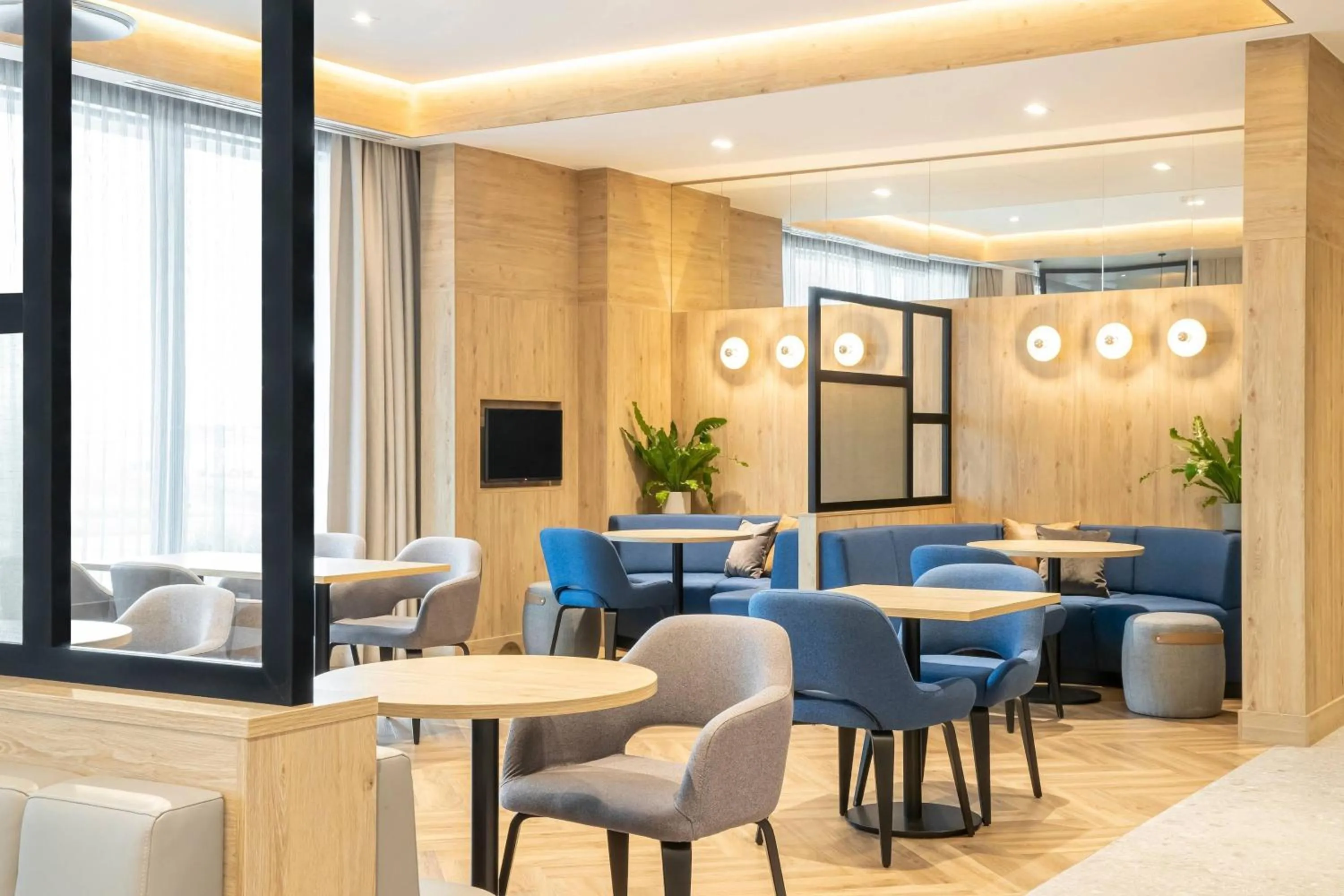 Lounge or bar in Courtyard by Marriott Inverness Airport