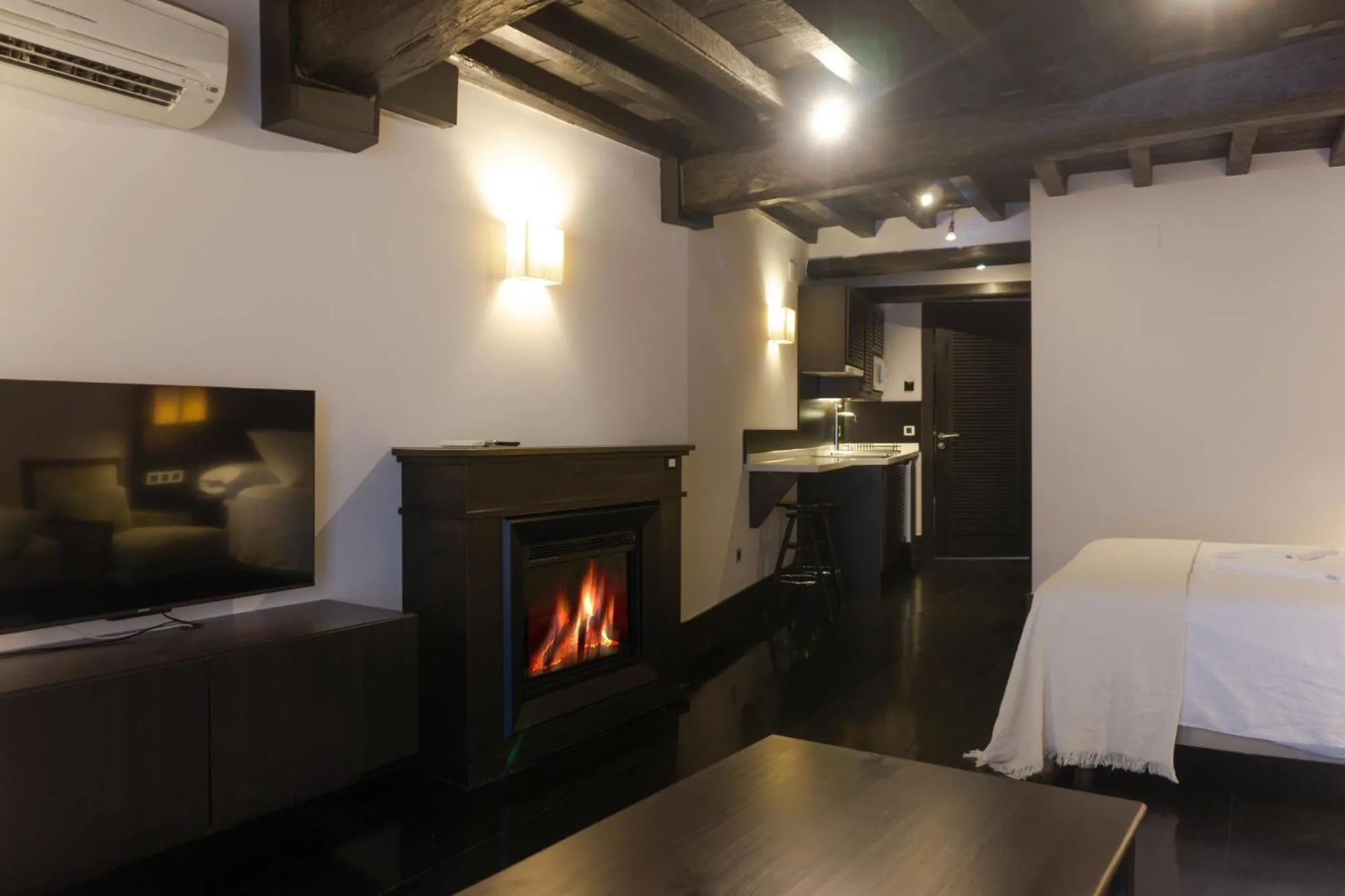 Photo of the whole room, Bed in La Plaza