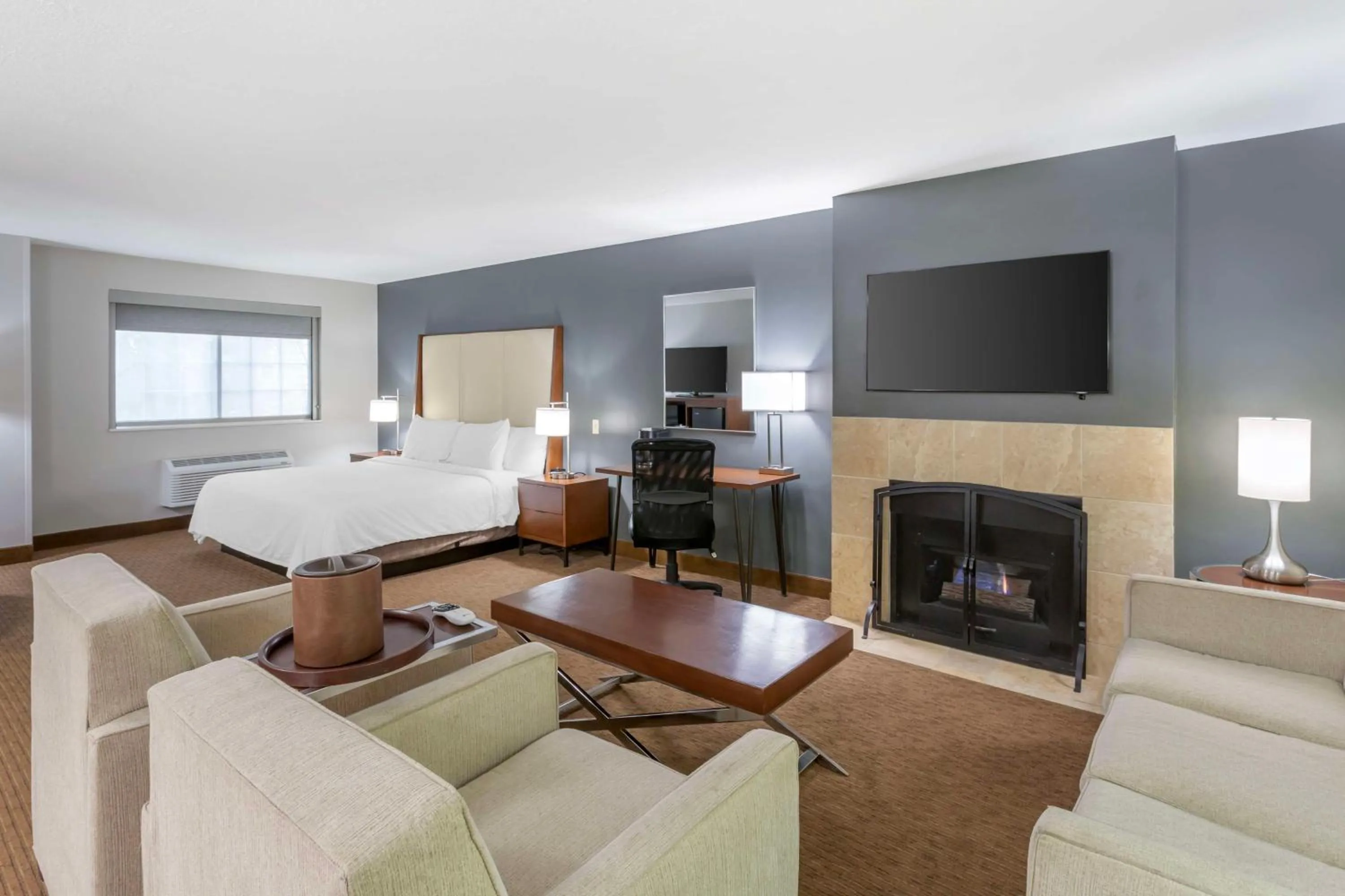 Bedroom in Best Western PLUS Cotton Tree Inn