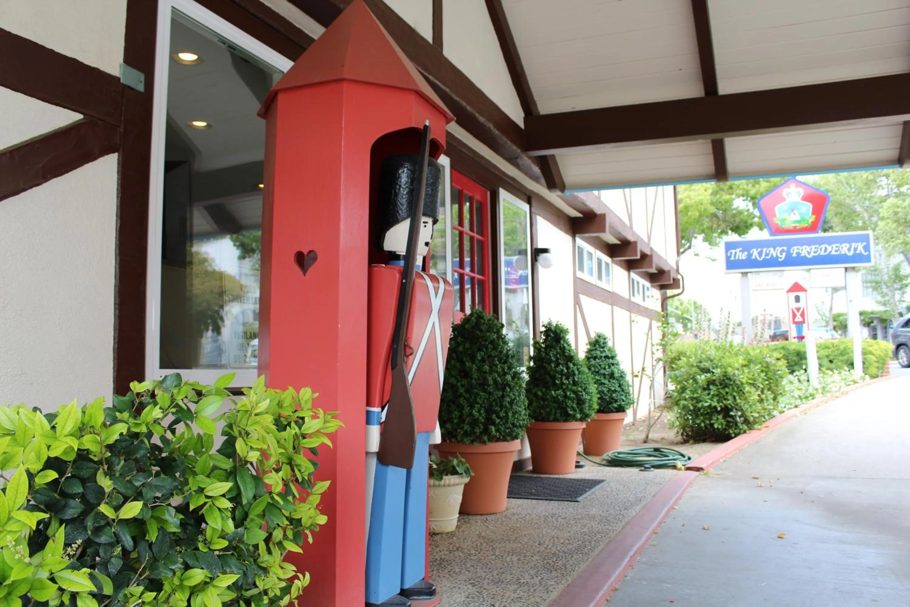 Facade/entrance in King Frederik Inn