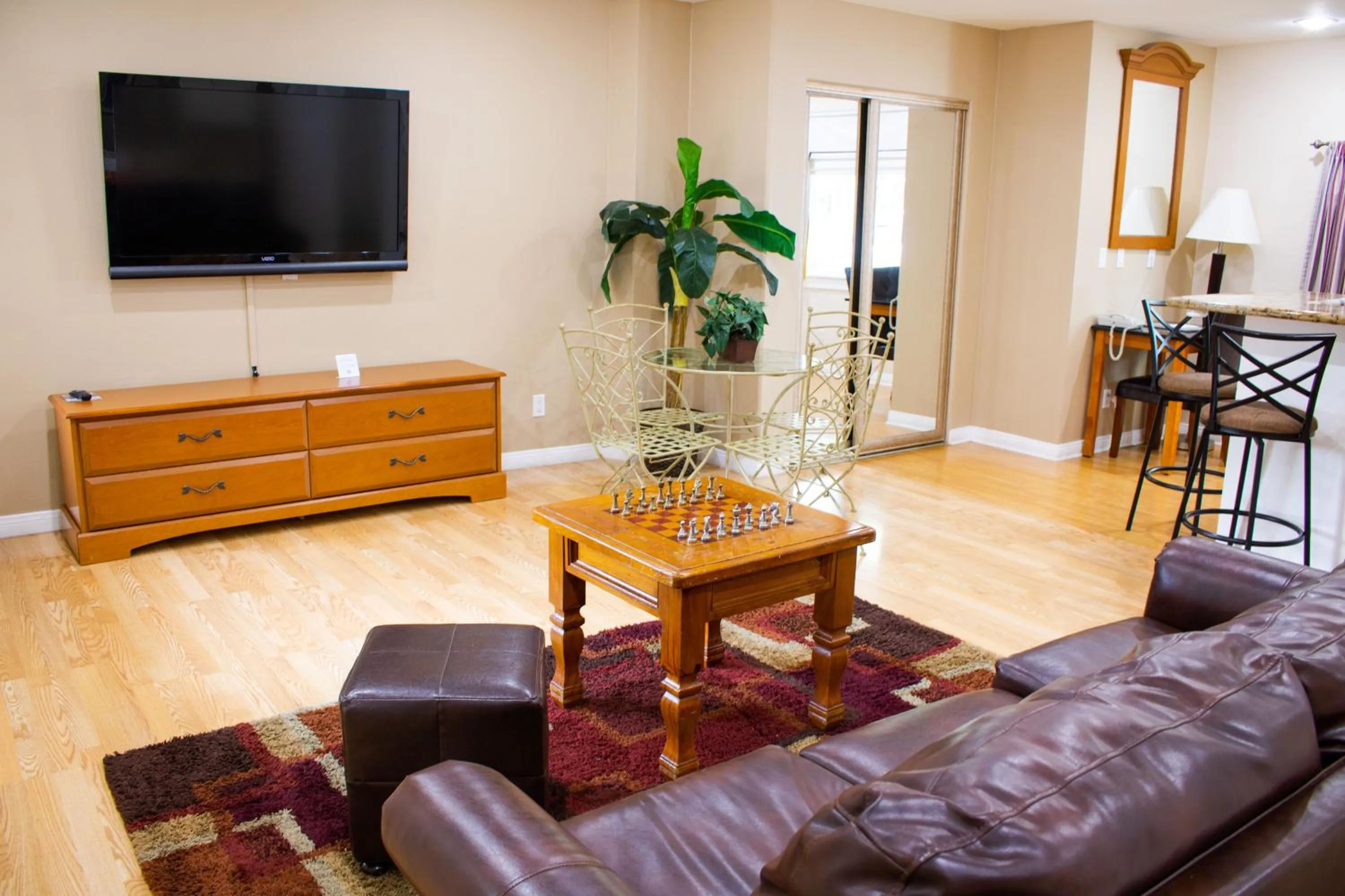 Photo of the whole room in King Frederik Inn