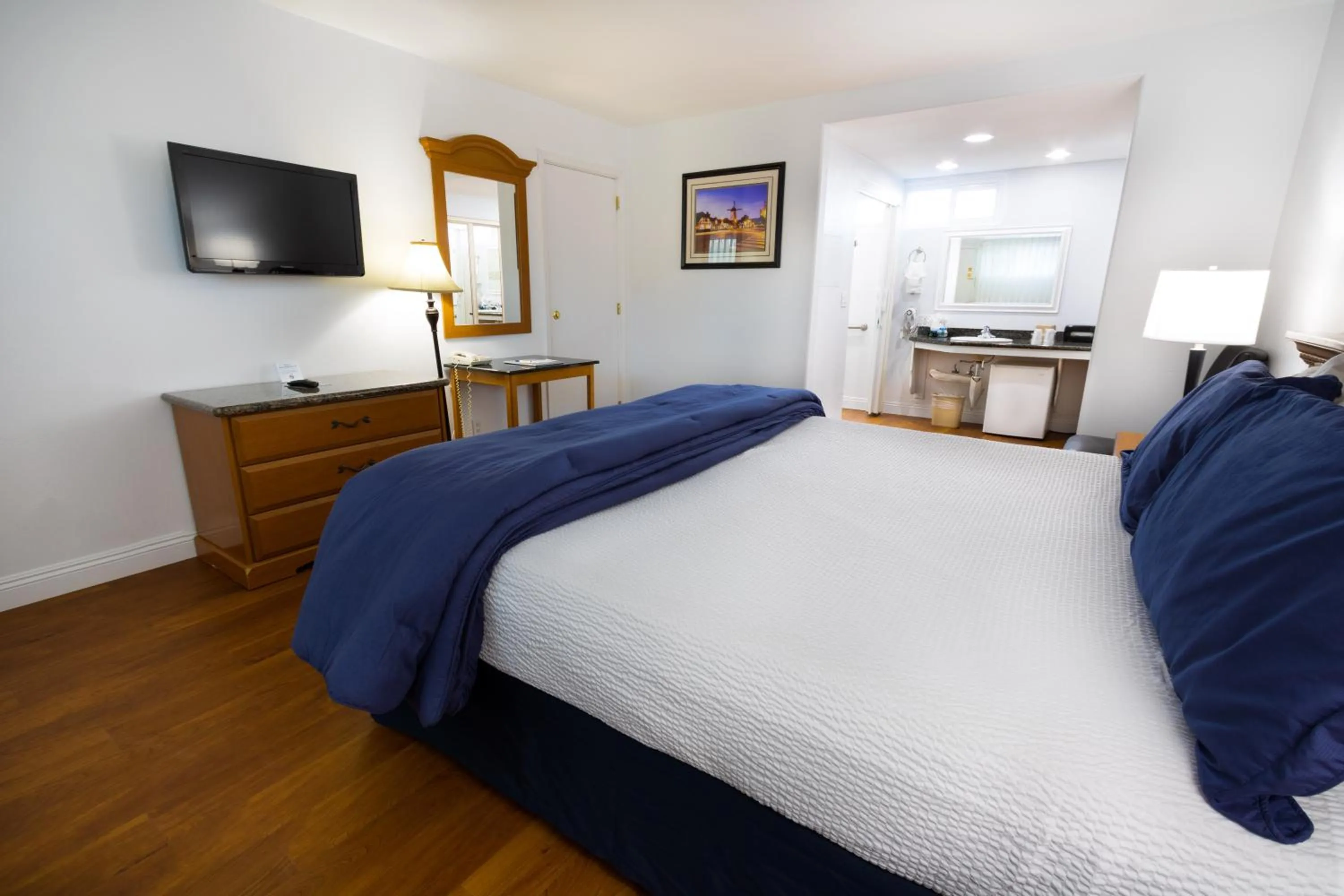Bedroom, Bed in King Frederik Inn