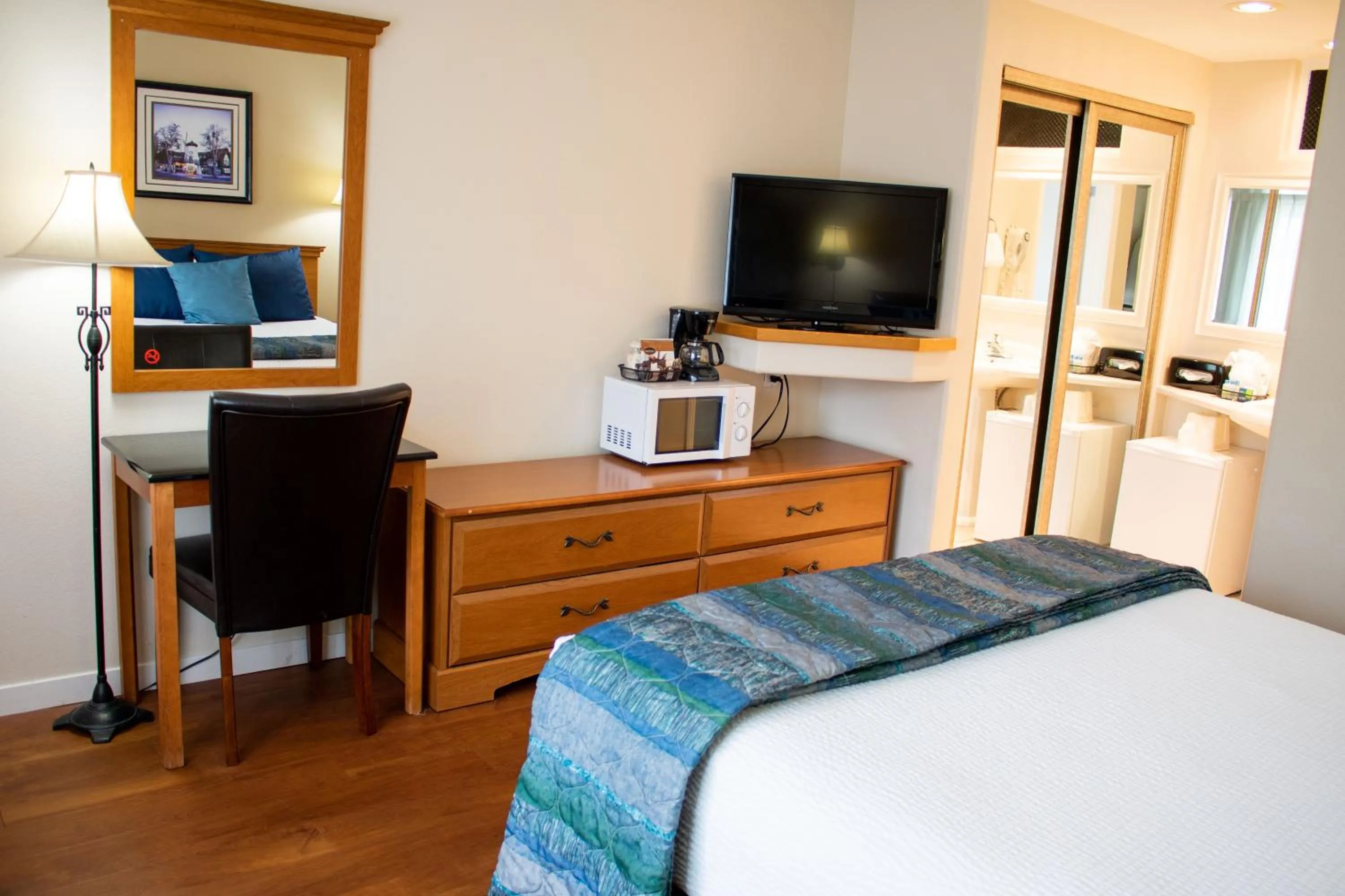 Photo of the whole room, Bed in King Frederik Inn