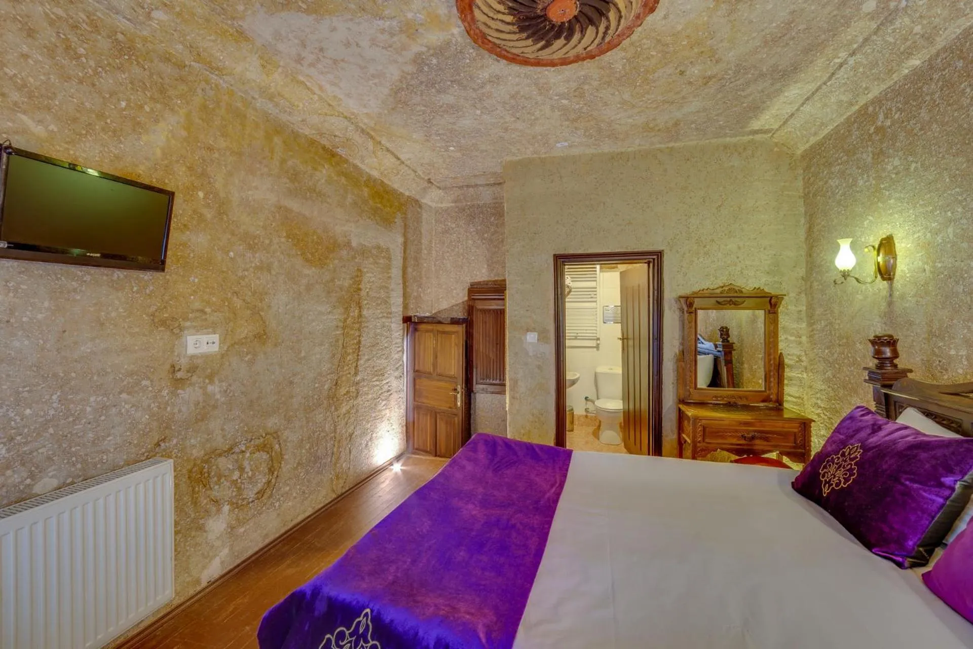 Photo of the whole room, Bed in Cappadocia Abras Cave Hotel
