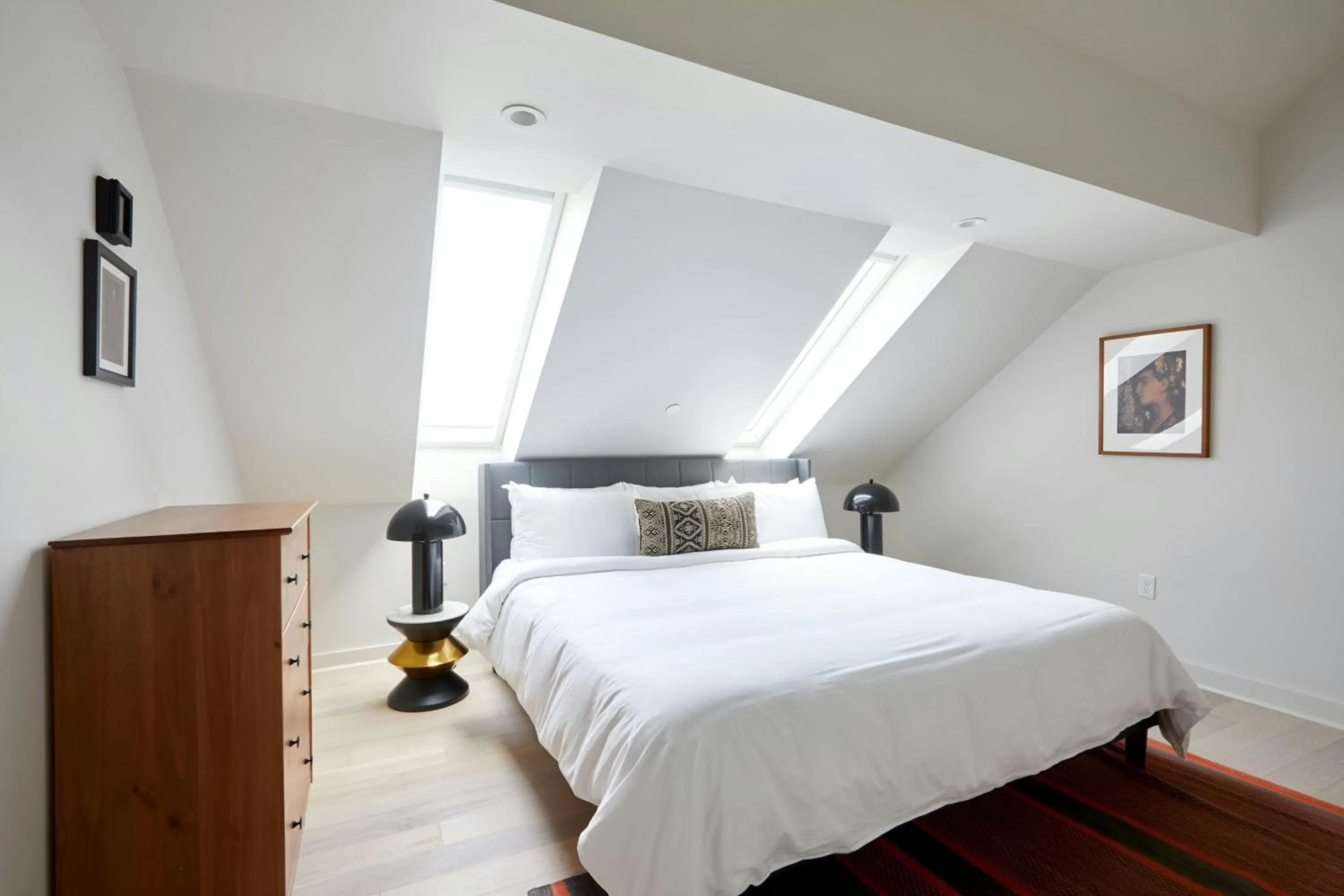 Bedroom, Bed in Sonder by Marriott Bonvoy Gravier Place Apartments Medical