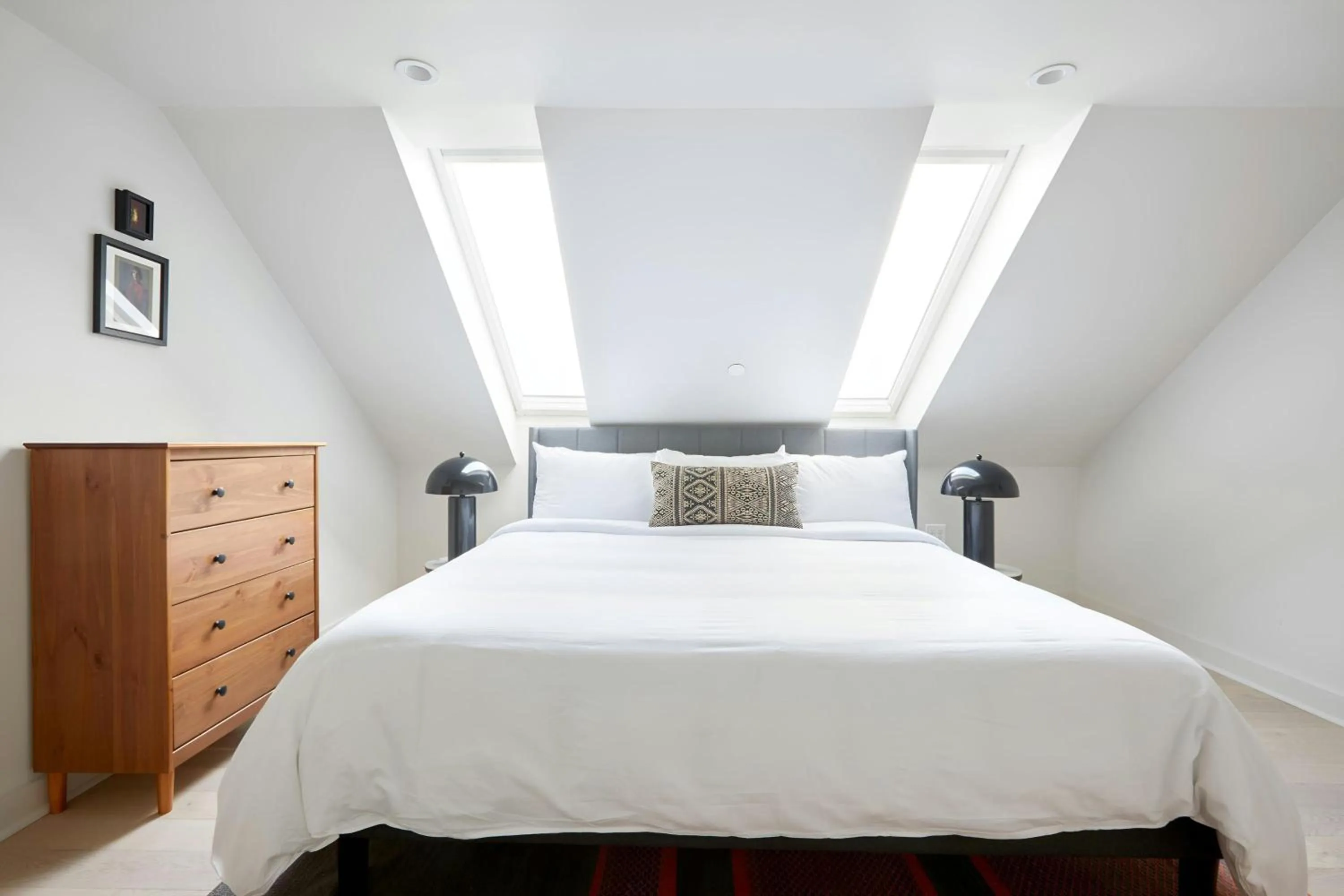 Bedroom, Bed in Sonder by Marriott Bonvoy Gravier Place Apartments Medical