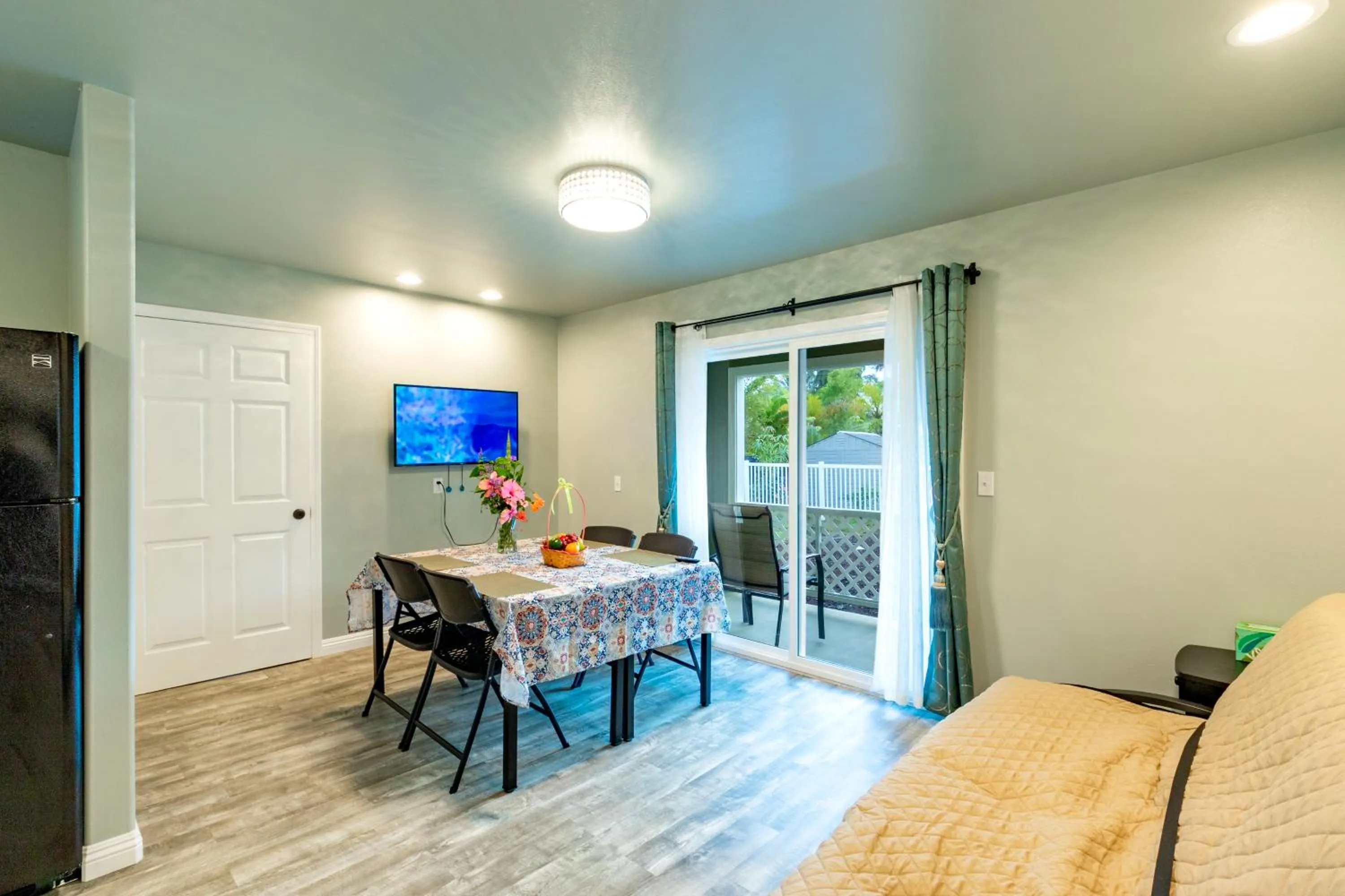 Living room, Bed in Ocean Breeze Inn