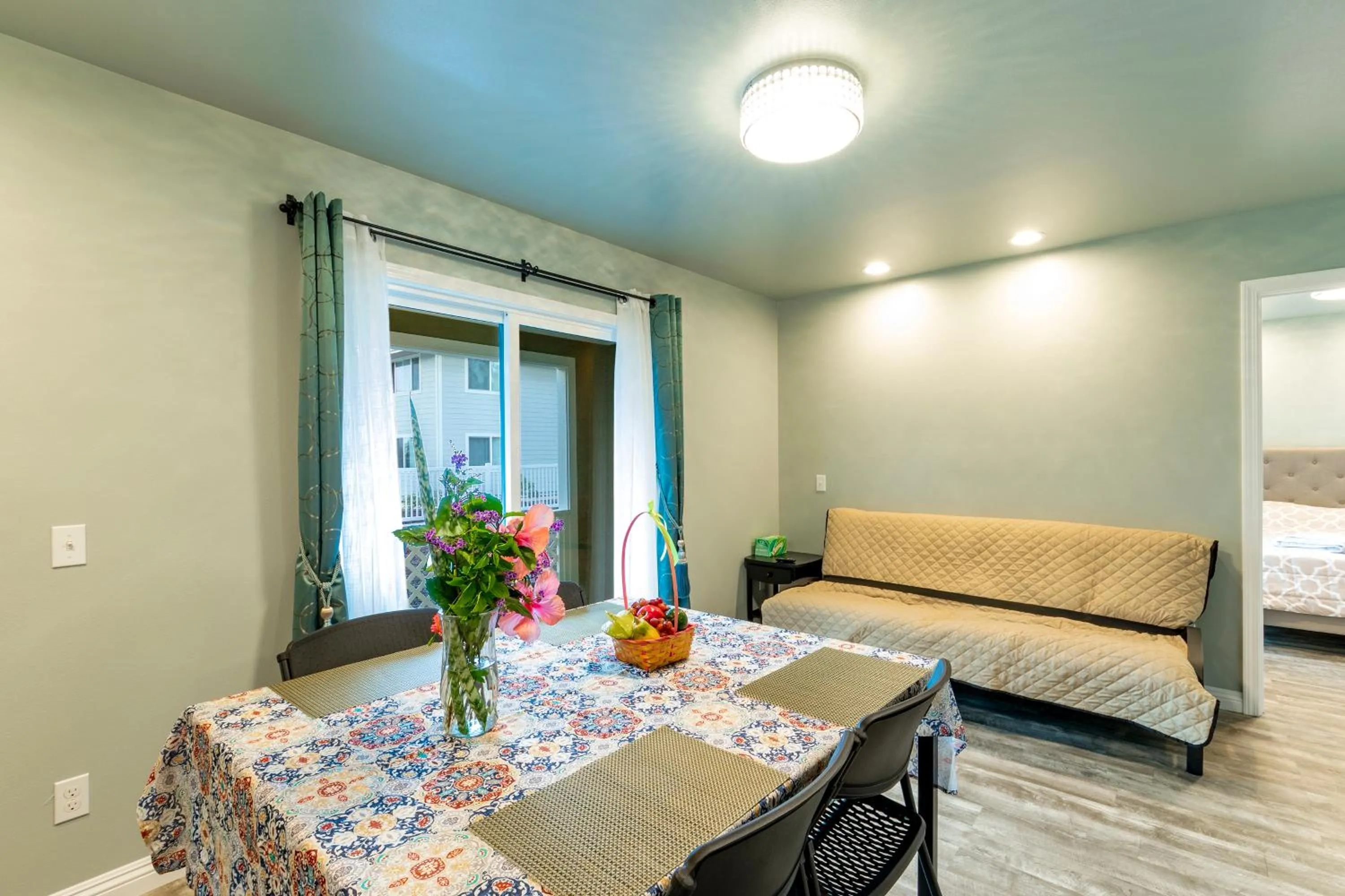 Dining area, Bed in Ocean Breeze Inn