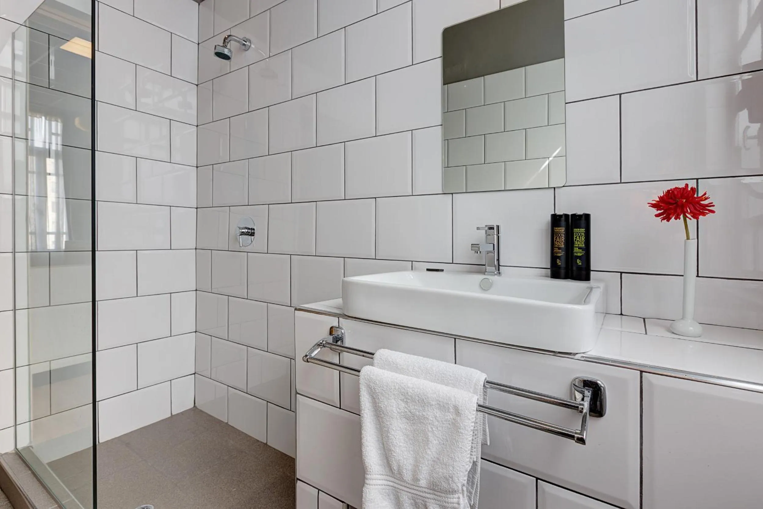 Bathroom in Colors Ladadika Thessaloniki