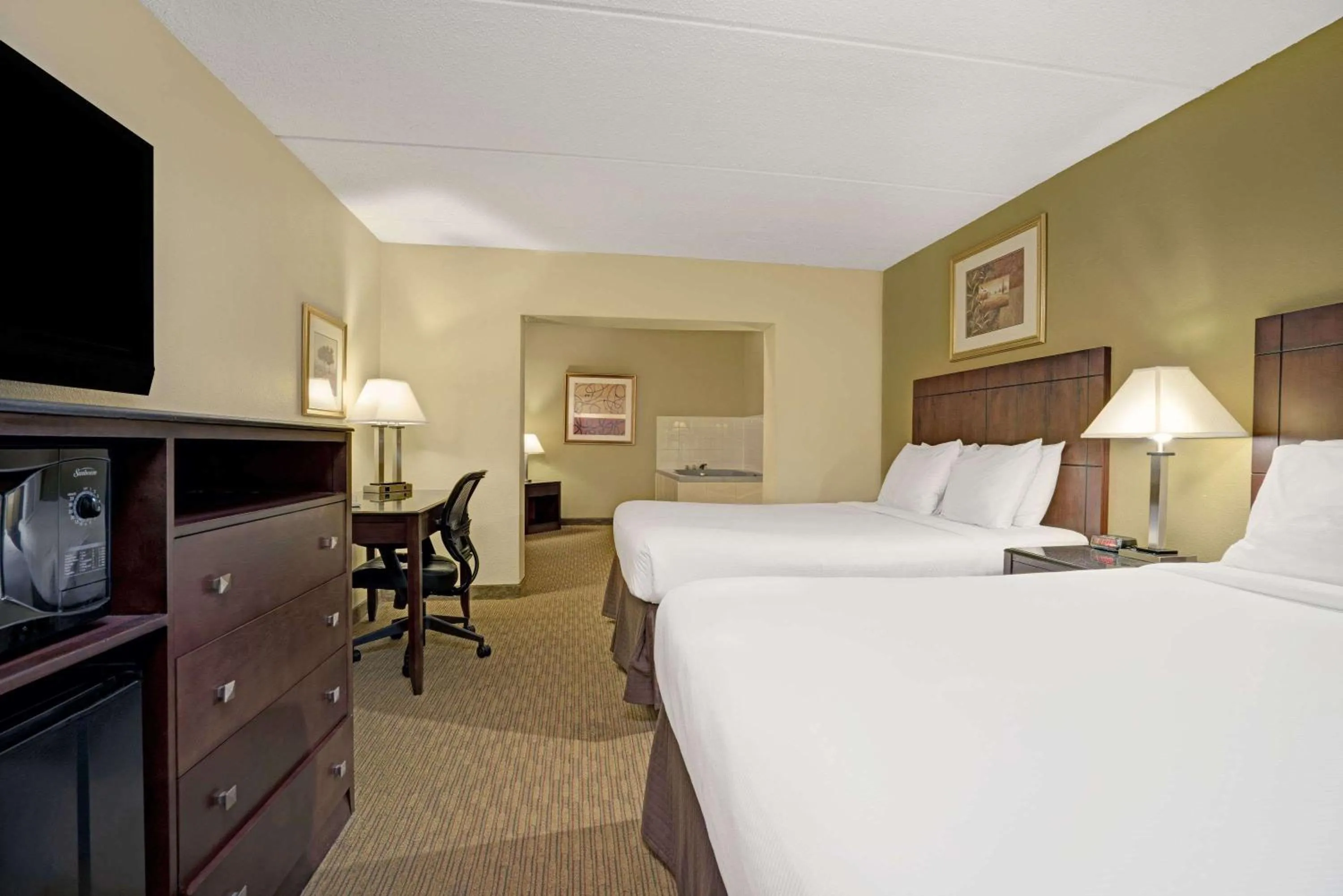 Photo of the whole room, Bed in Super 8 by Wyndham Monticello