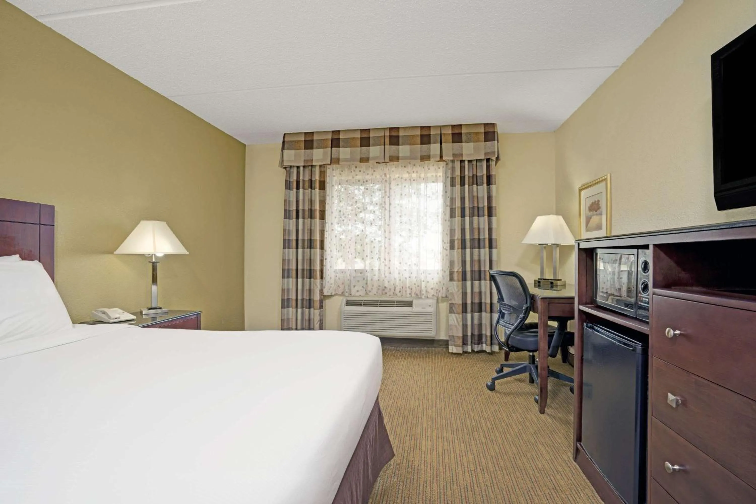 Photo of the whole room, Bed in Super 8 by Wyndham Monticello