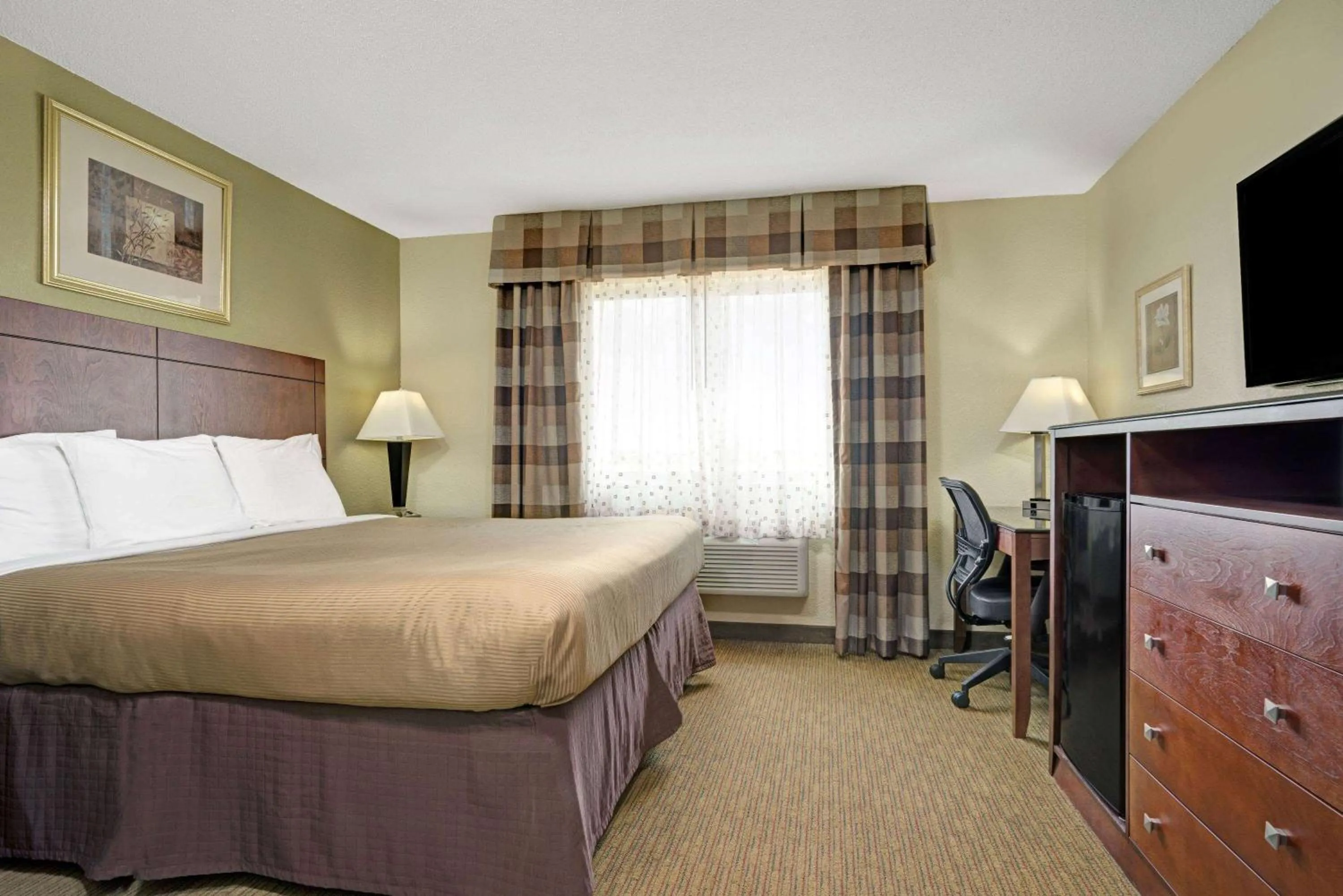 Bedroom, Bed in Super 8 by Wyndham Monticello