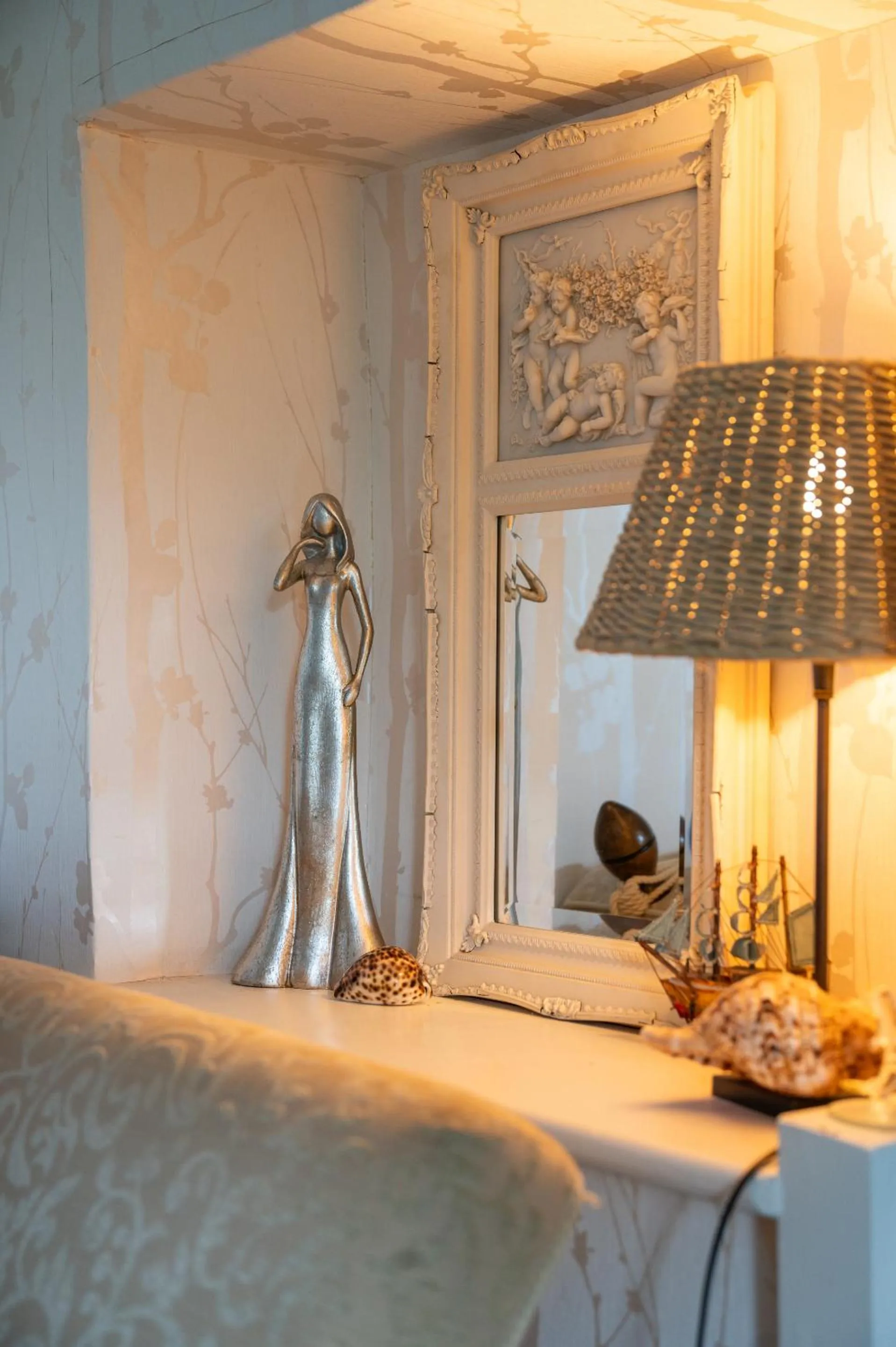 Living room, Bed in Enchanted Manor