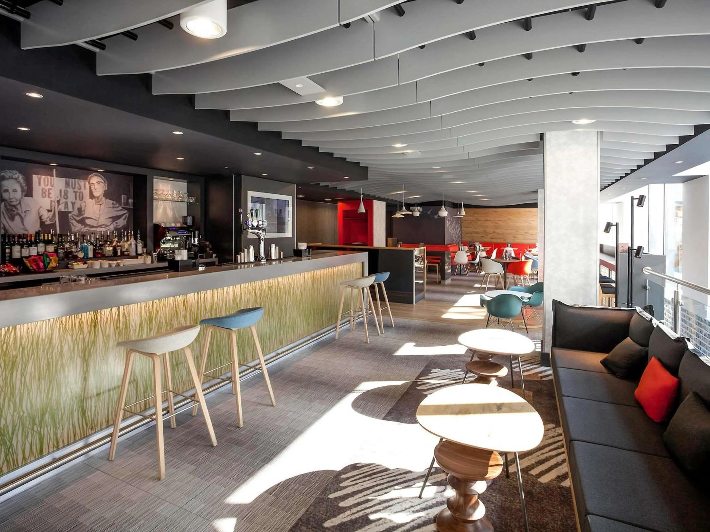 Lounge or bar in ibis Brighton City Centre - Station