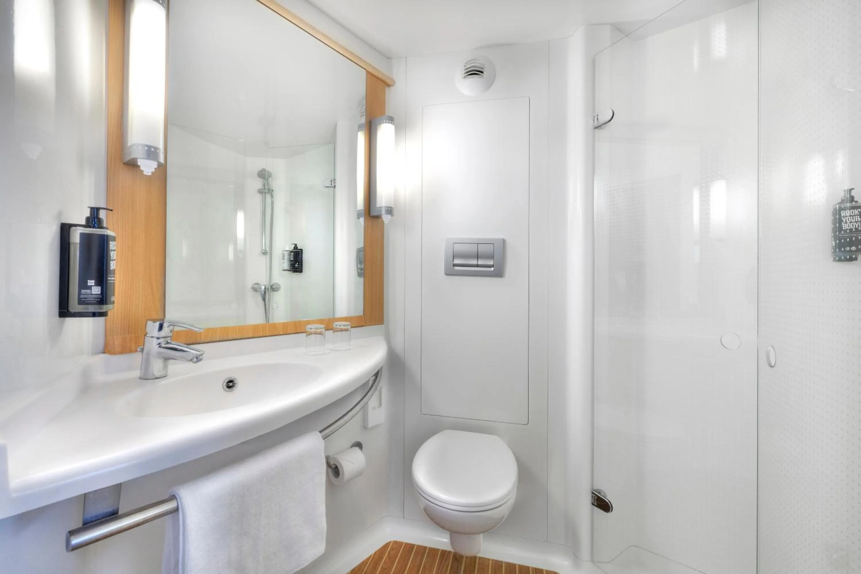 Shower in ibis Brighton City Centre - Station