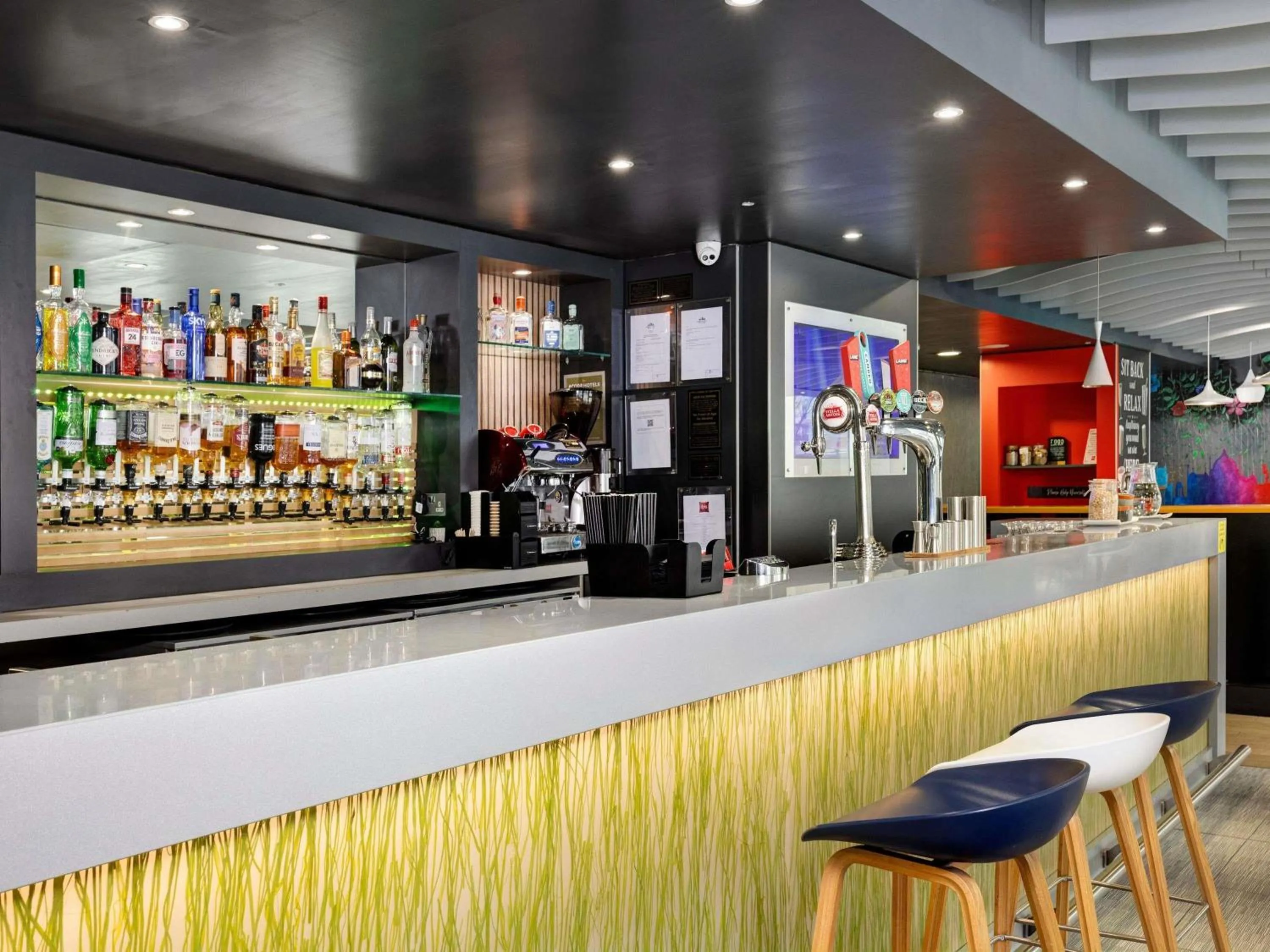 Lounge or bar in ibis Brighton City Centre - Station