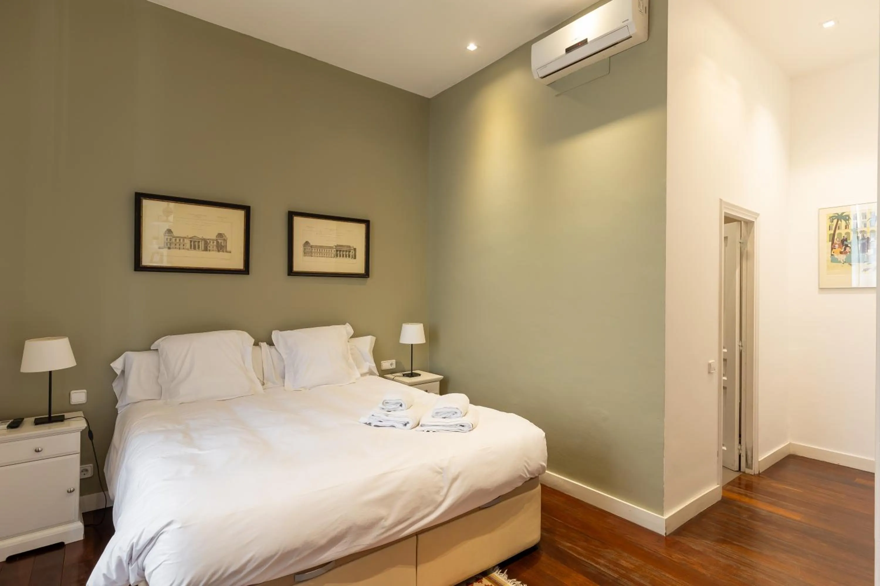 Bedroom, Bed in BCN Apartments 41