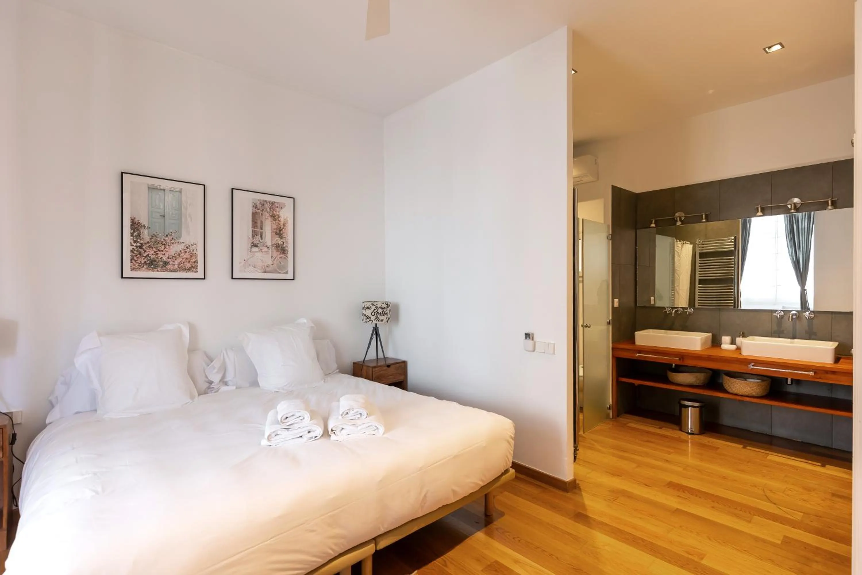 Bedroom, Bed in BCN Apartments 41