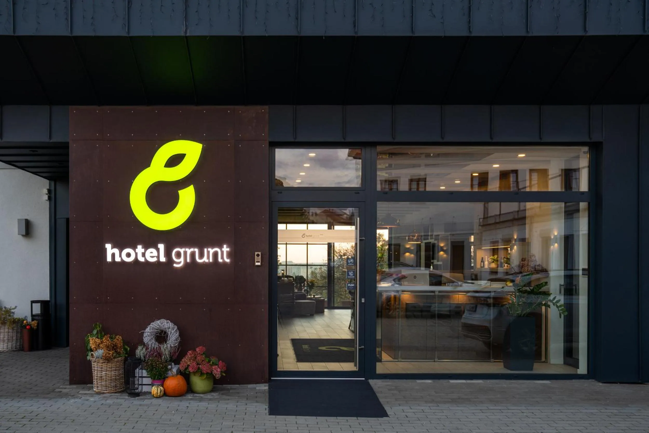 Property logo or sign in Hotel Grunt