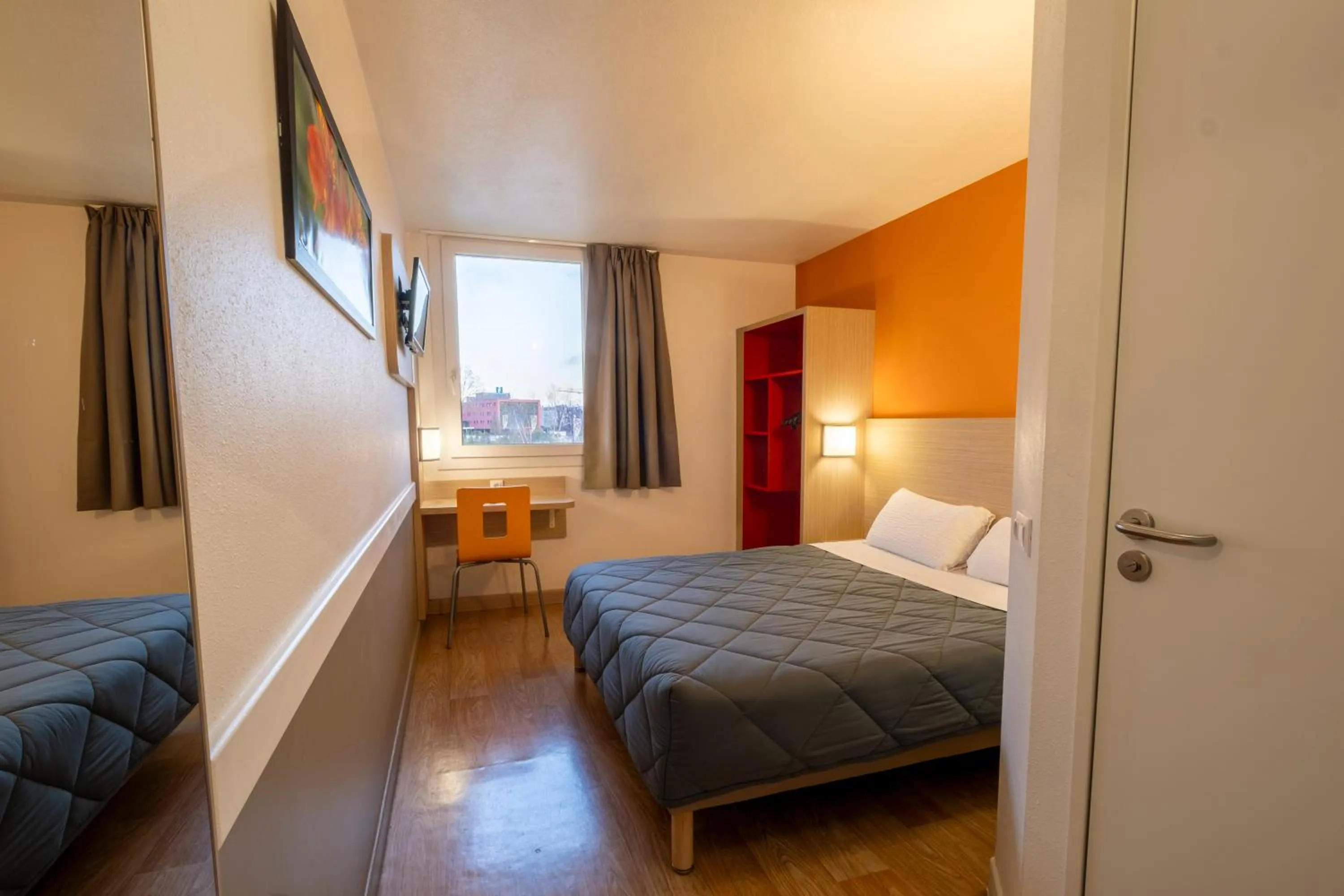 Bedroom, Bed in Première Classe Roissy - Aéroport CDG - Le Mesnil-Amelot