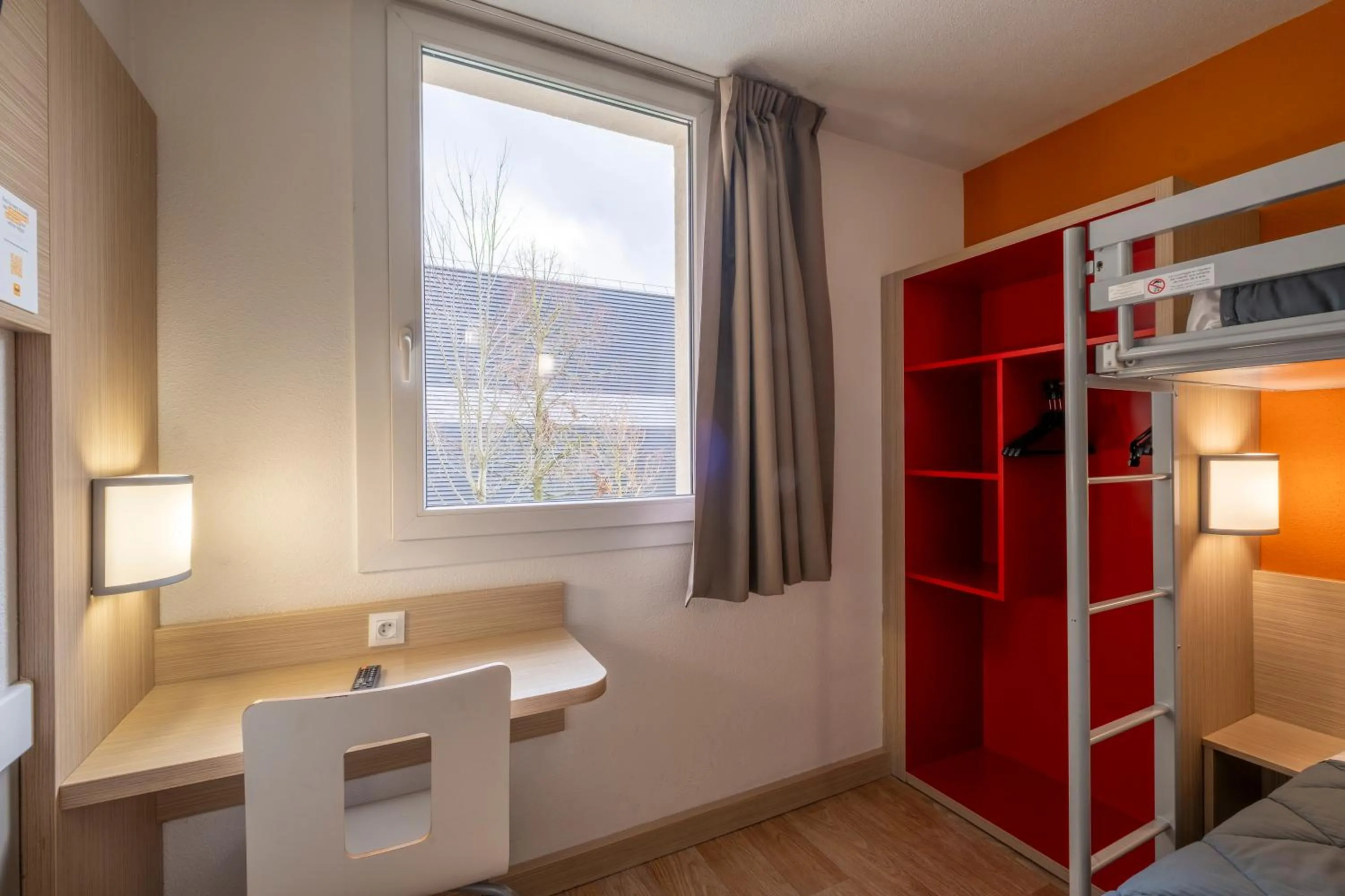 wardrobe in Première Classe Roissy - Aéroport CDG - Le Mesnil-Amelot