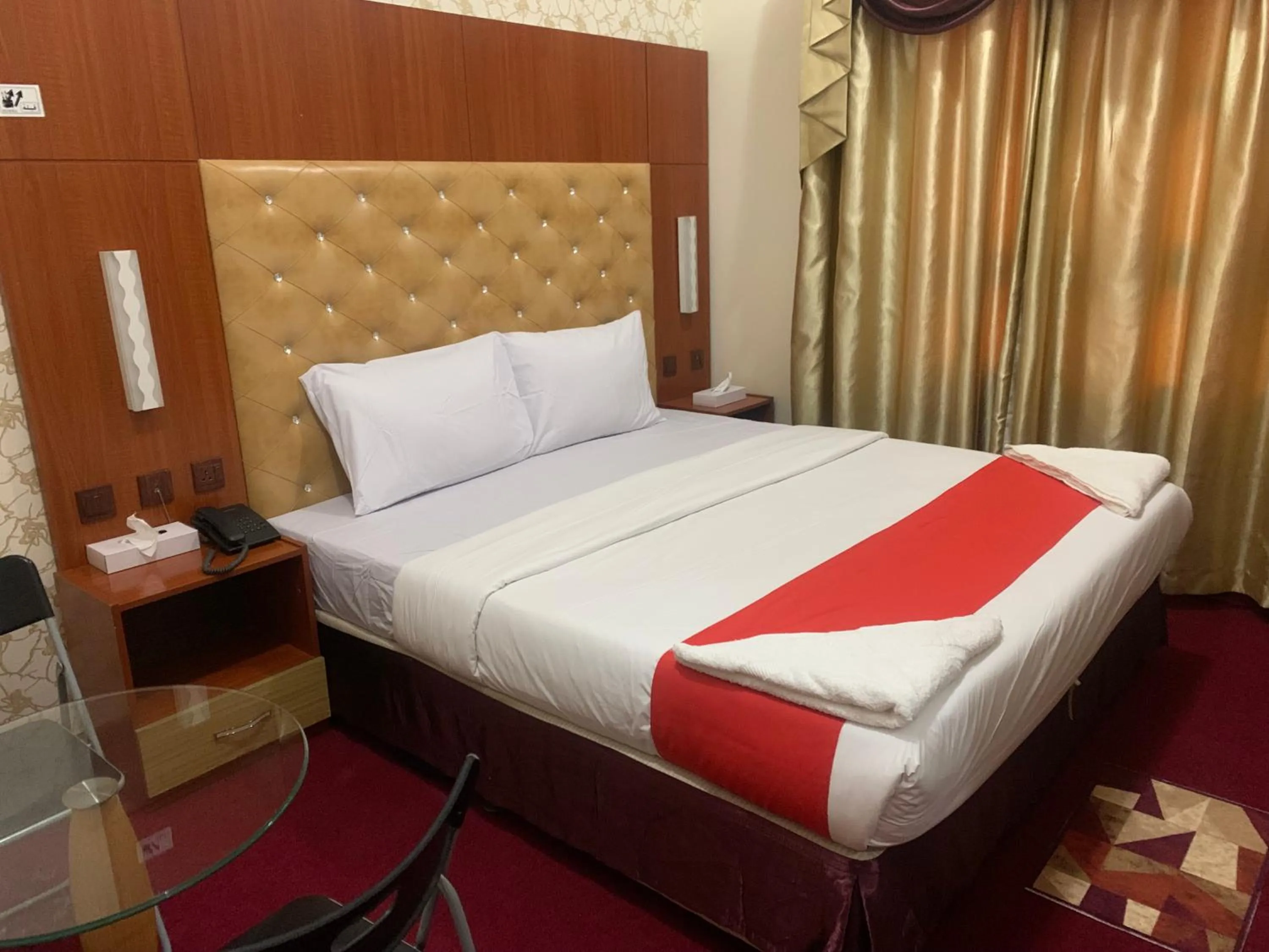 Bed in Parasol Hotel