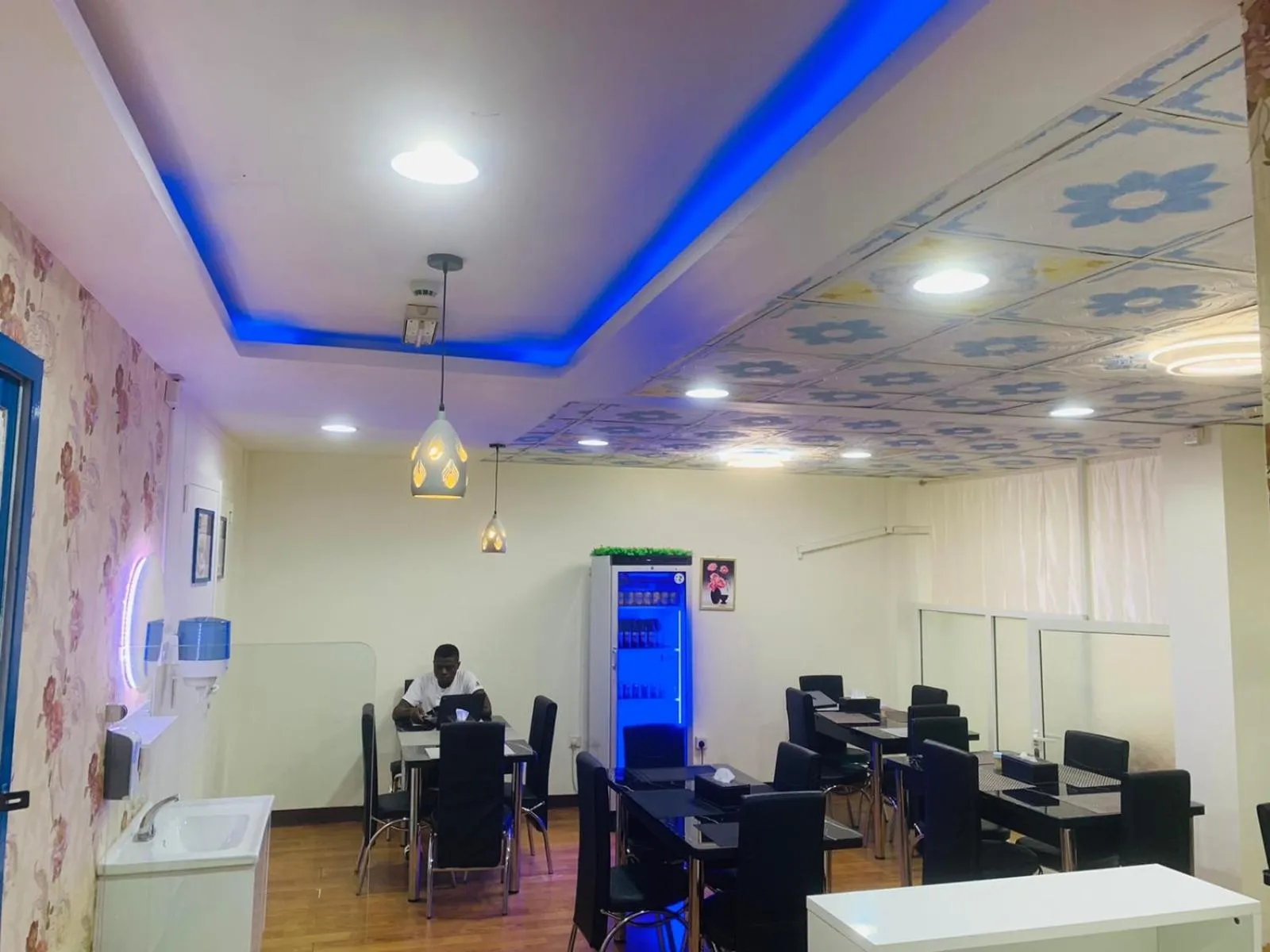 Restaurant/places to eat in Parasol Hotel