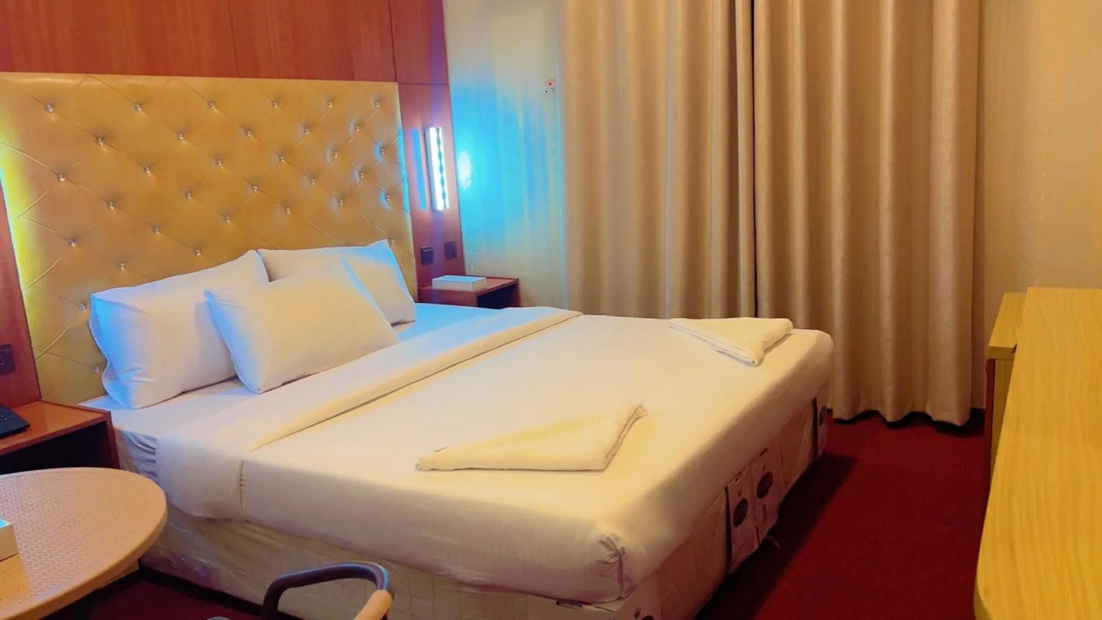 Bed in Parasol Hotel