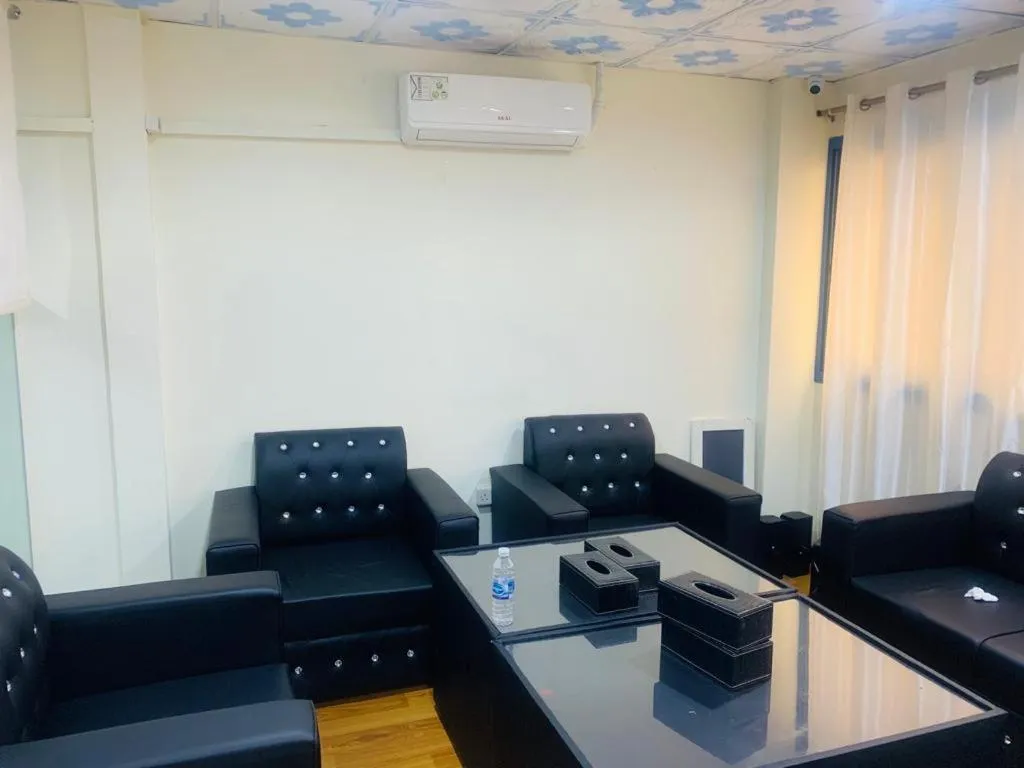 Restaurant/places to eat in Parasol Hotel